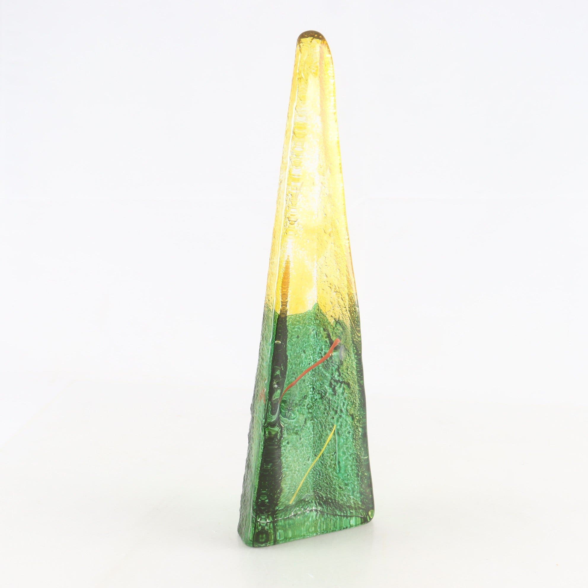 Glasskulptur, Johansfors, Björn Hultqvist, obelisk. Samfraktas ej.