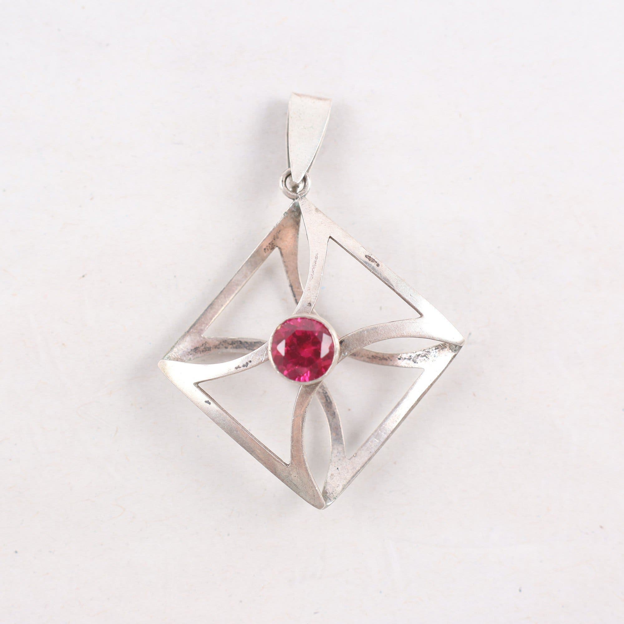 Silverhänge med rosa sten, 835.