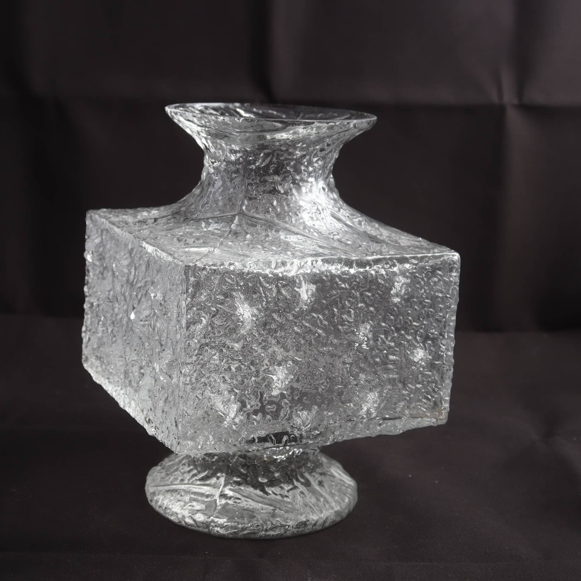Vas, iittala, ’Crocus’ Timo Sarpaneva. Samfraktas ej.