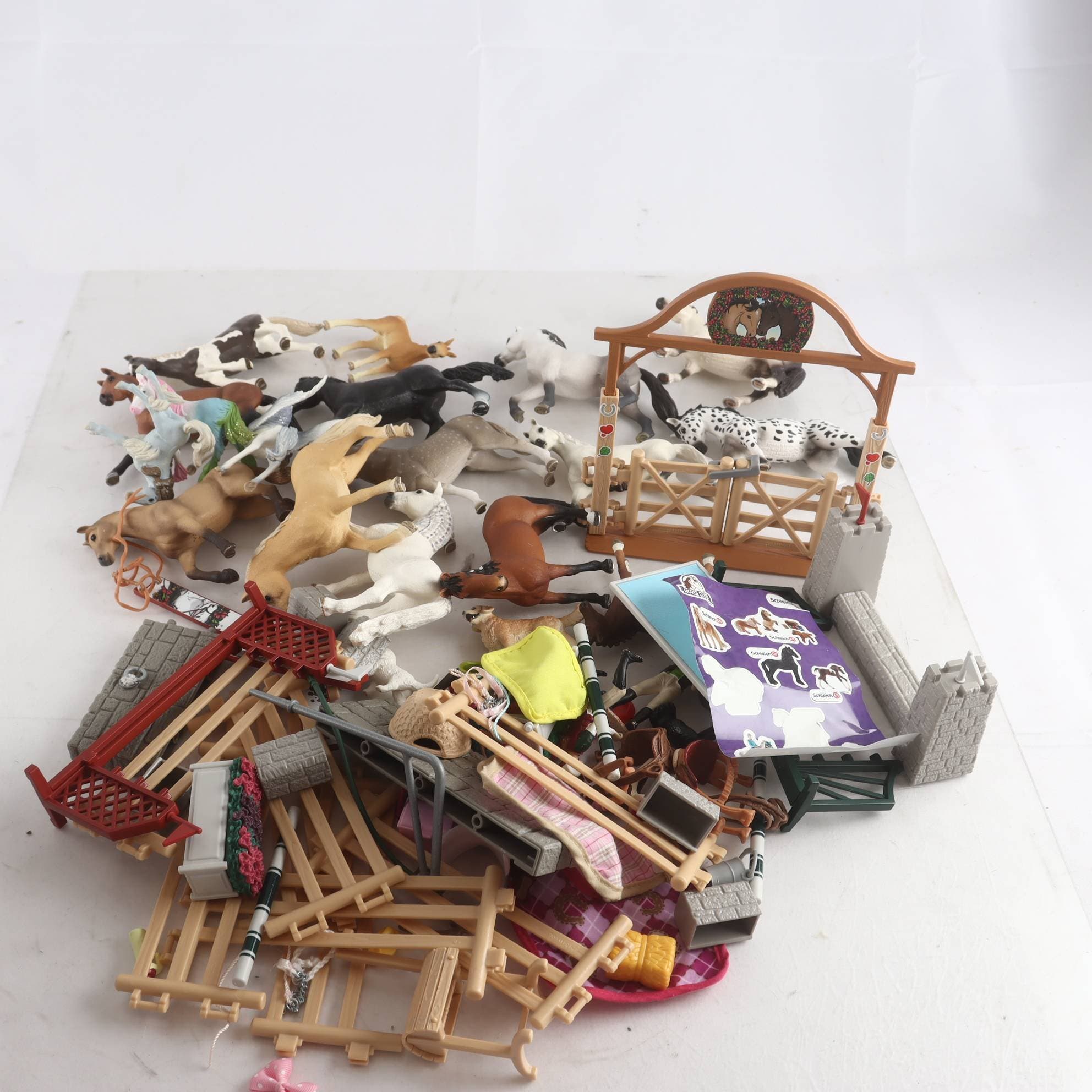 Hästar, Schleich, blandat med figurer och tillbehör. Samfraktas ej.
