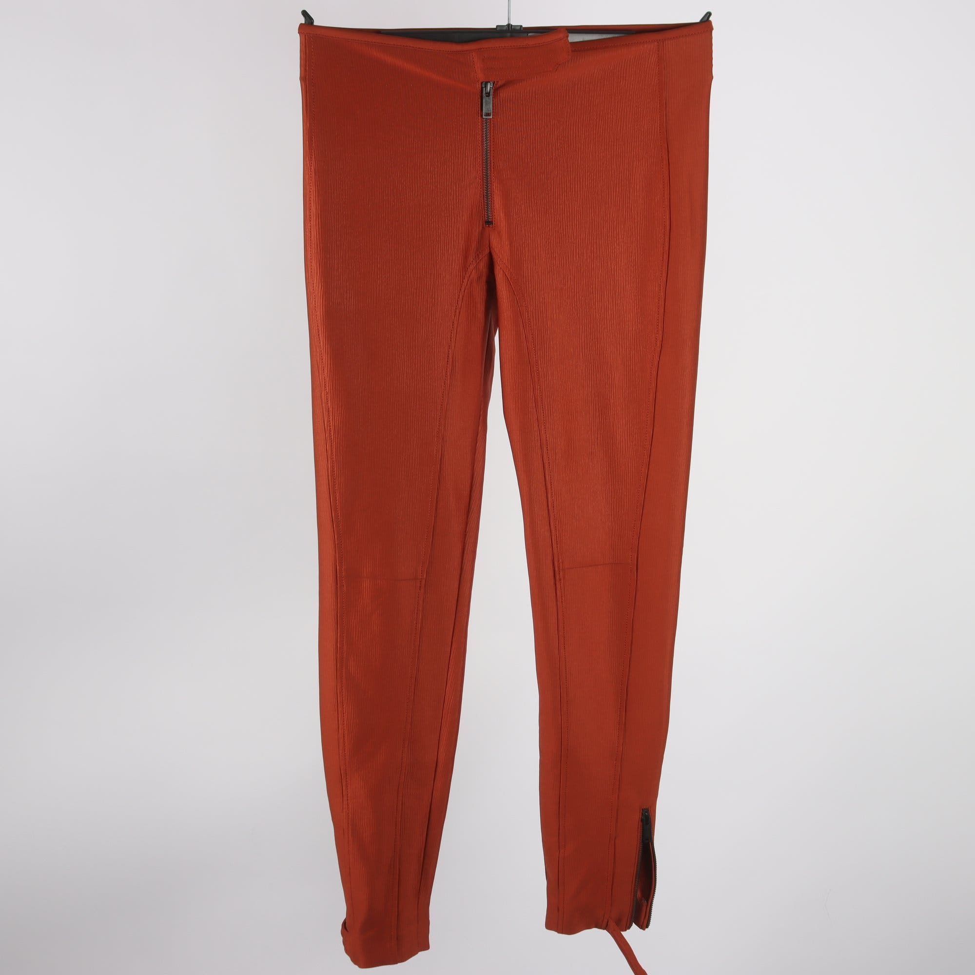 Byxor, H&M Studio, roströd, stl. 38.