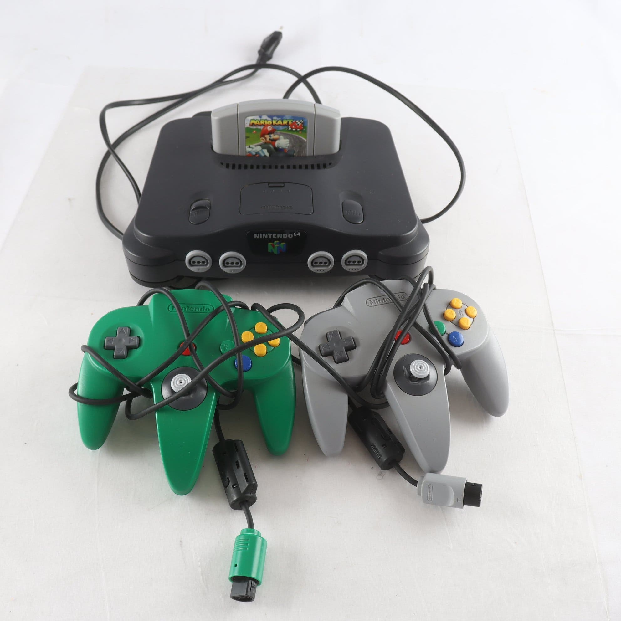 Nintendo 64 med kontroller + Mario Kart. Samfraktas ej