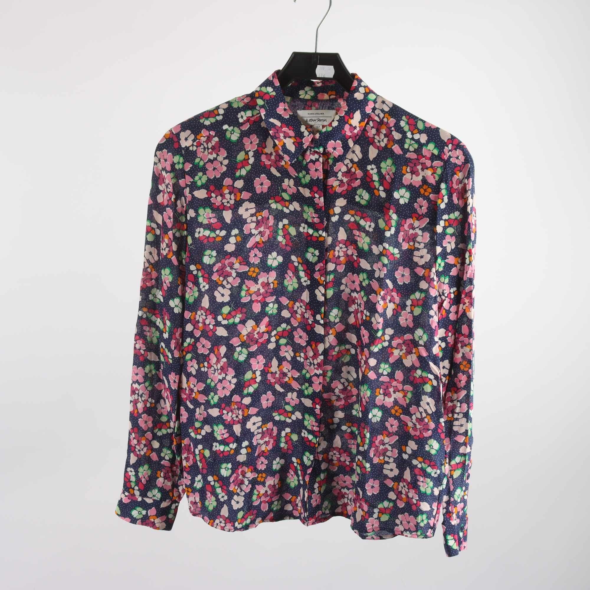 Blus, & Other Stories, blommig, blå, 100% silke, stl. 36.