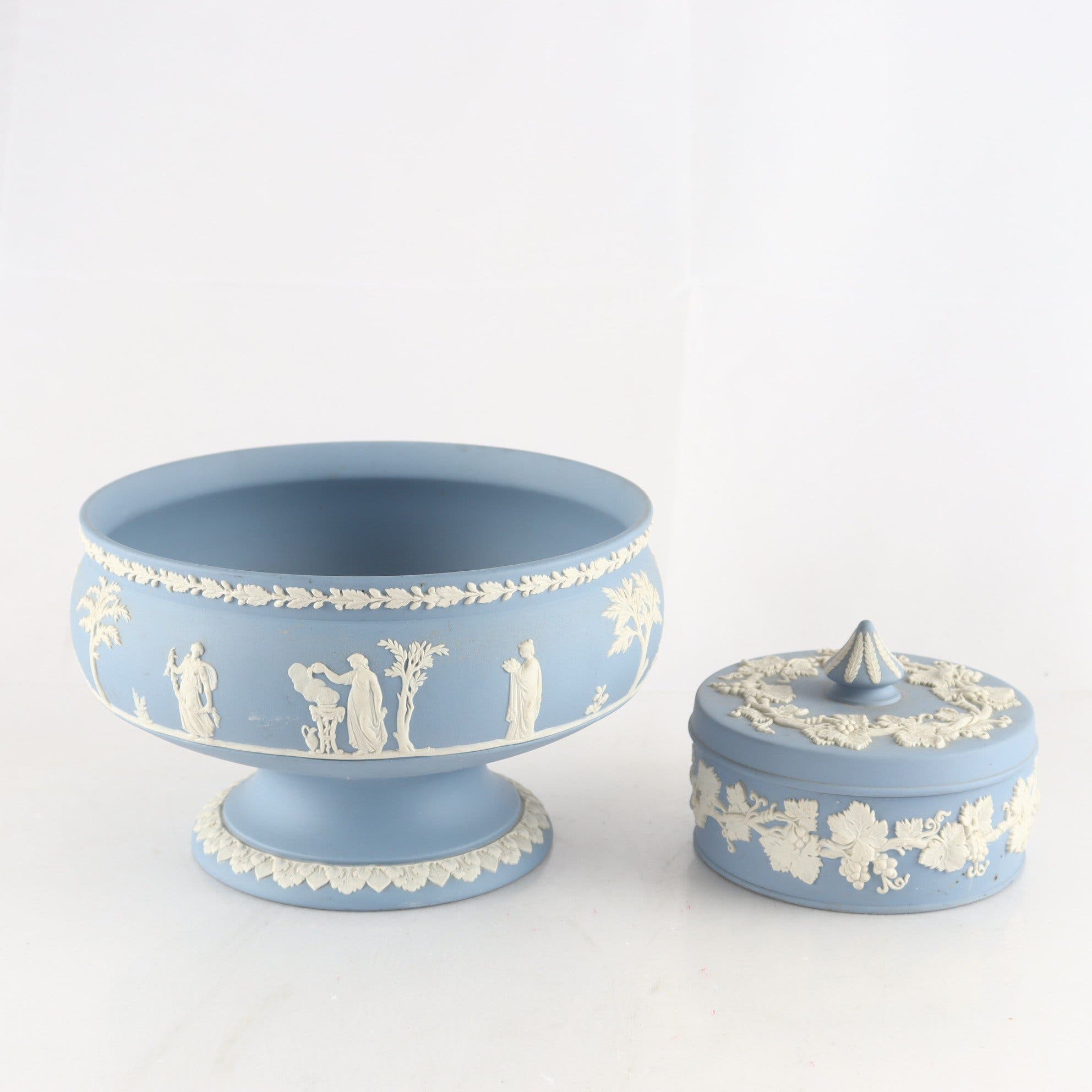Lockburk & skål på fot, Wedgwood, England. Samfraktas ej.
