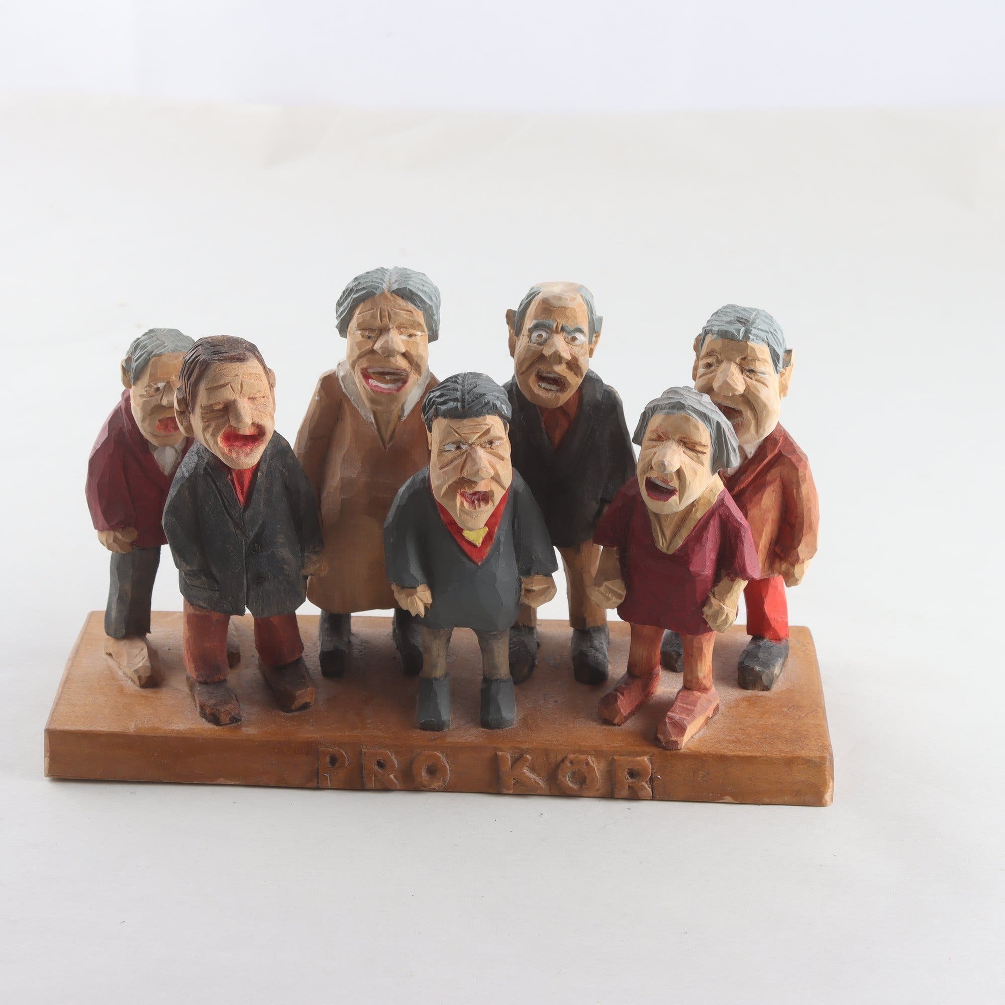 Träskulptur, ”PRO kör”. Samfraktas ej