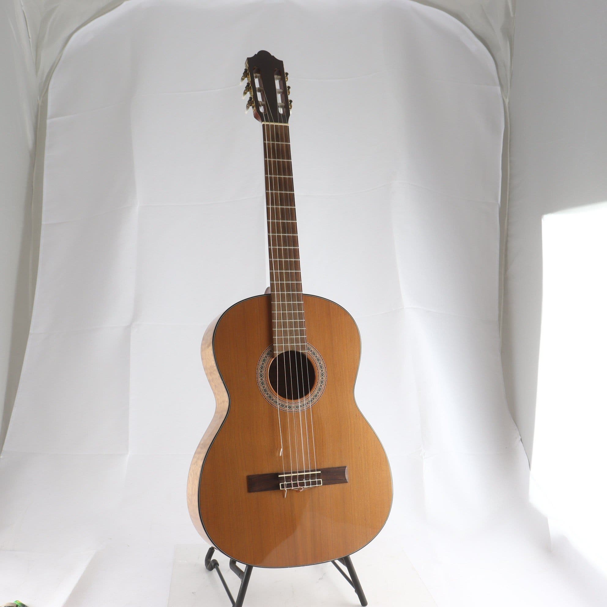 Akustisk gitarr, Amada. Endast avhämtning.