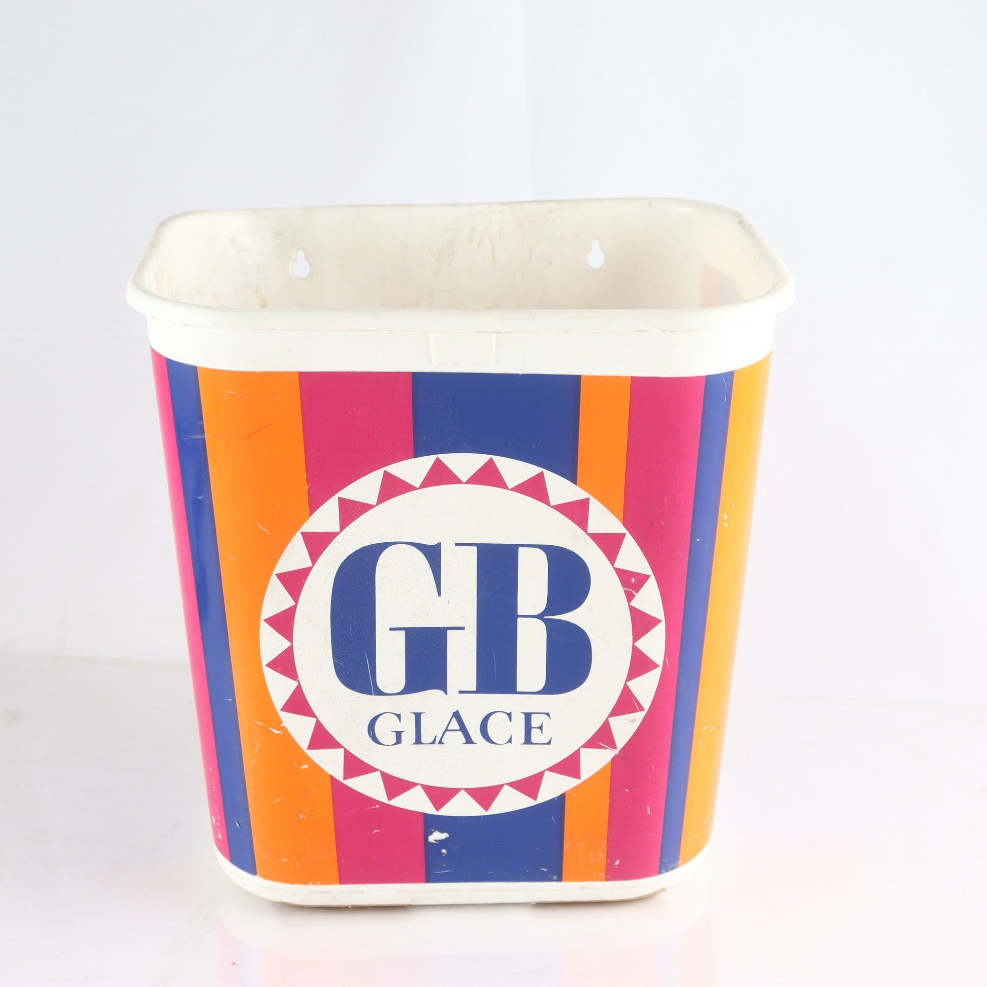 Papperskorg, plast, GB glace, 1970-1980-tal. Samfraktas ej.