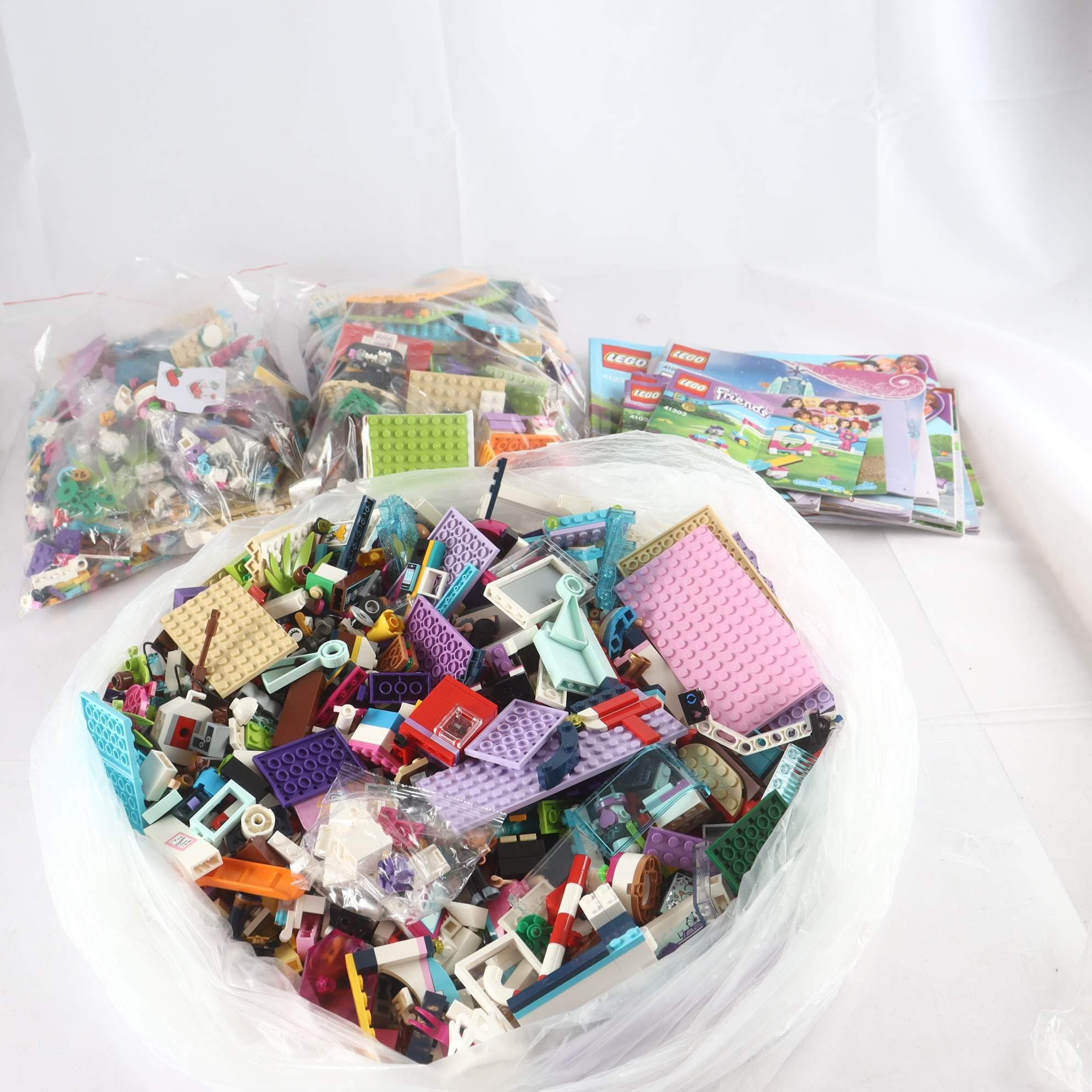 LEGO, bl.a lego friends. Samfraktas ej.