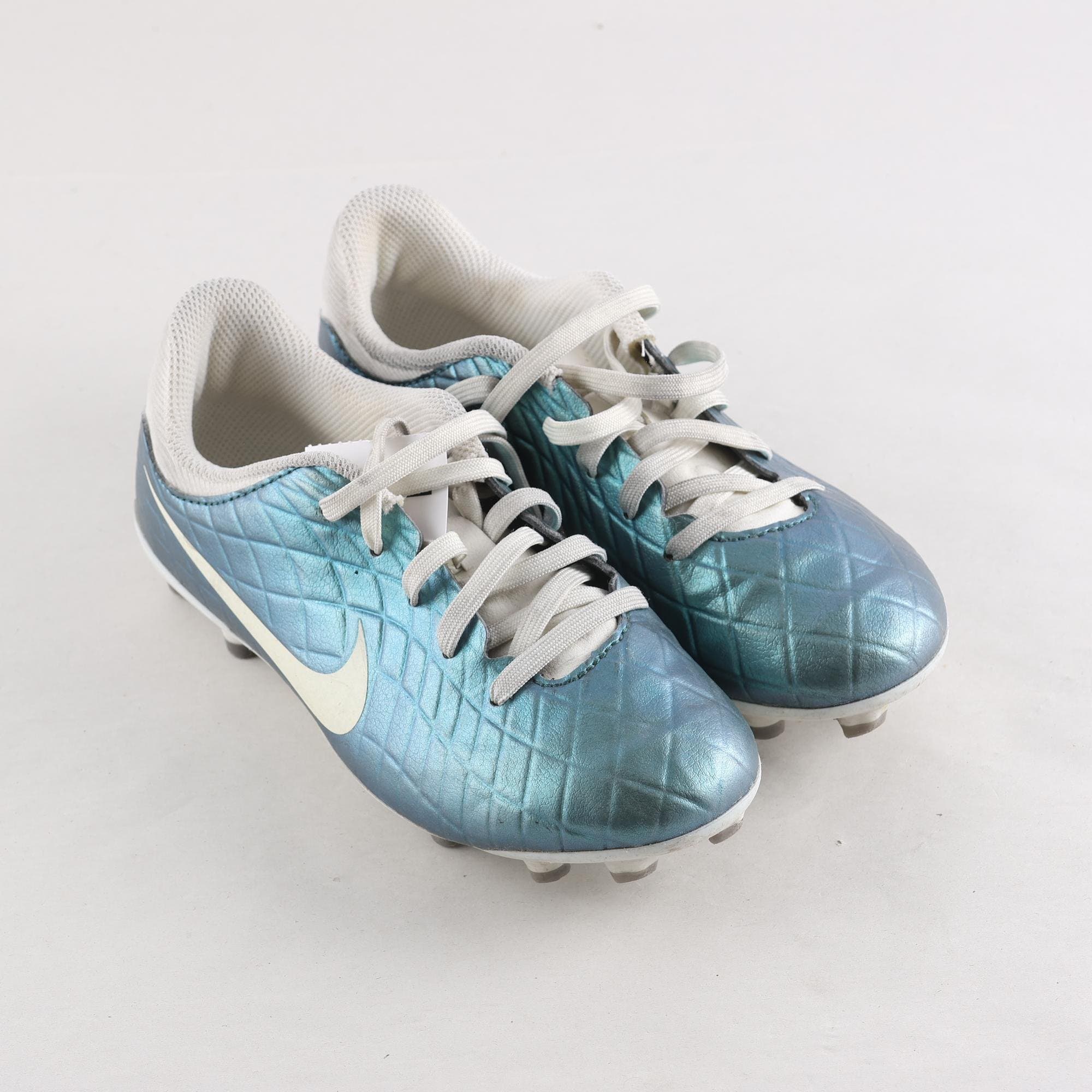 Fotbollsskor, Nike, grön, stl. 32.