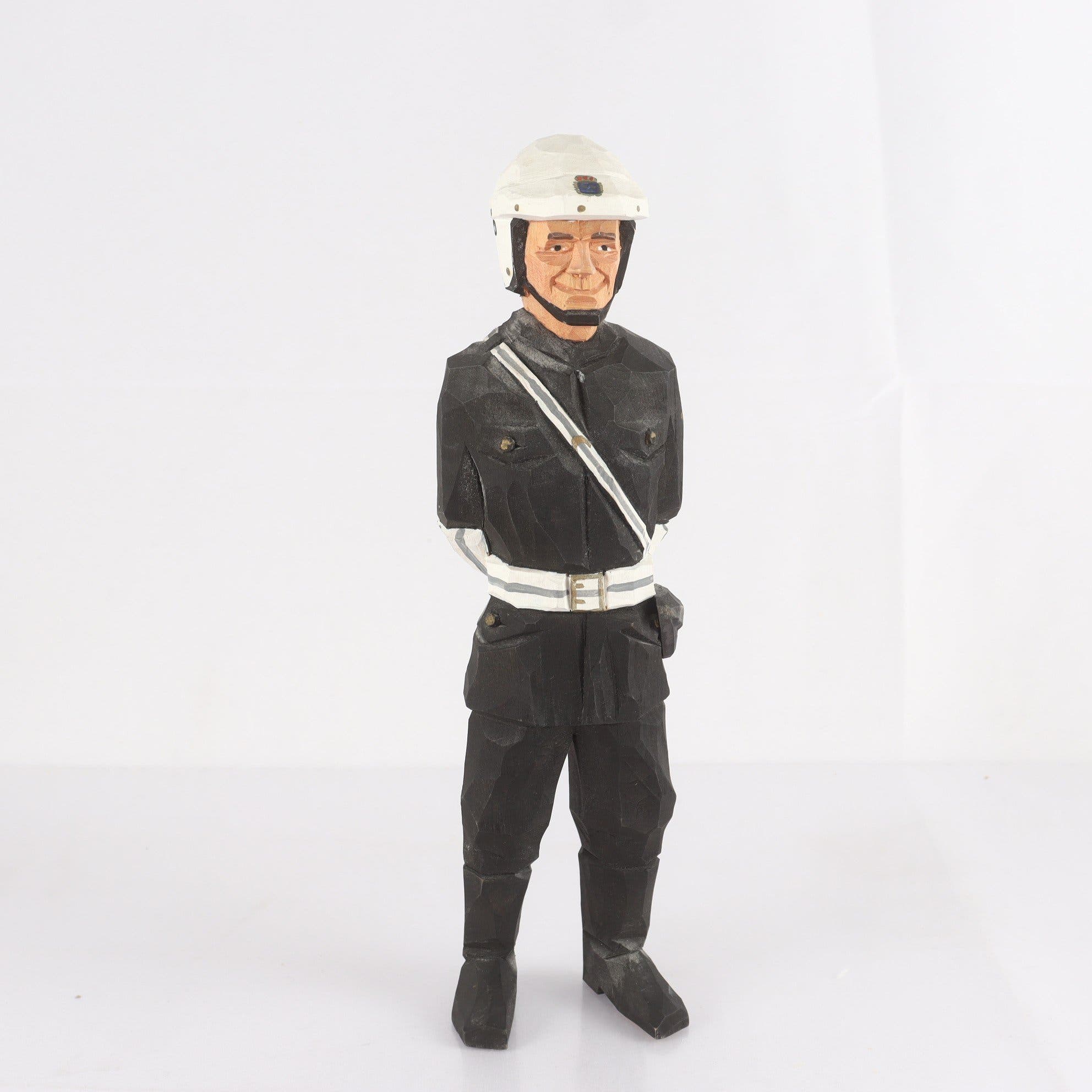 Träskulptur, polis, Sven Gunnarsson, signerad