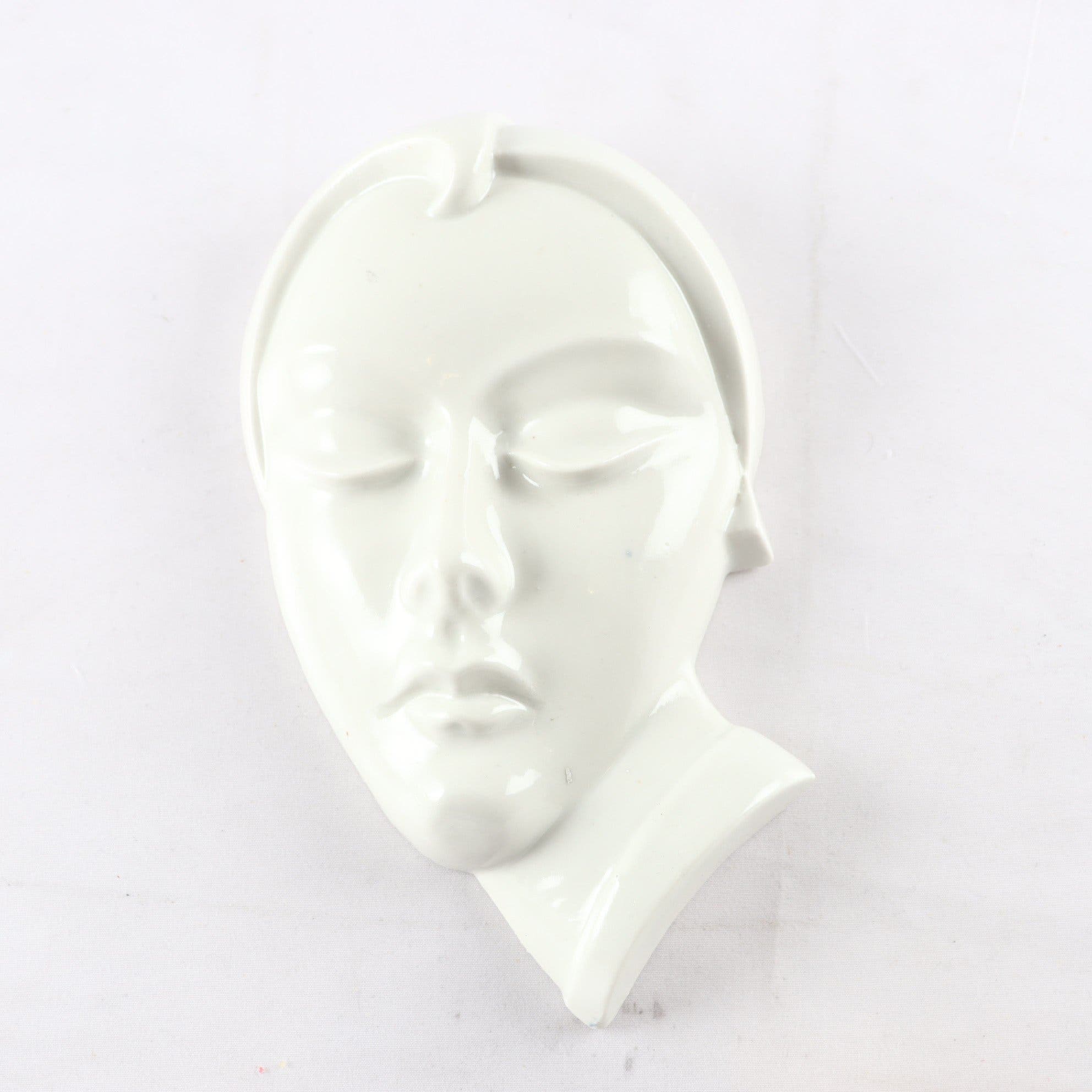 Relief, väggmask, porslin, 1900-tal