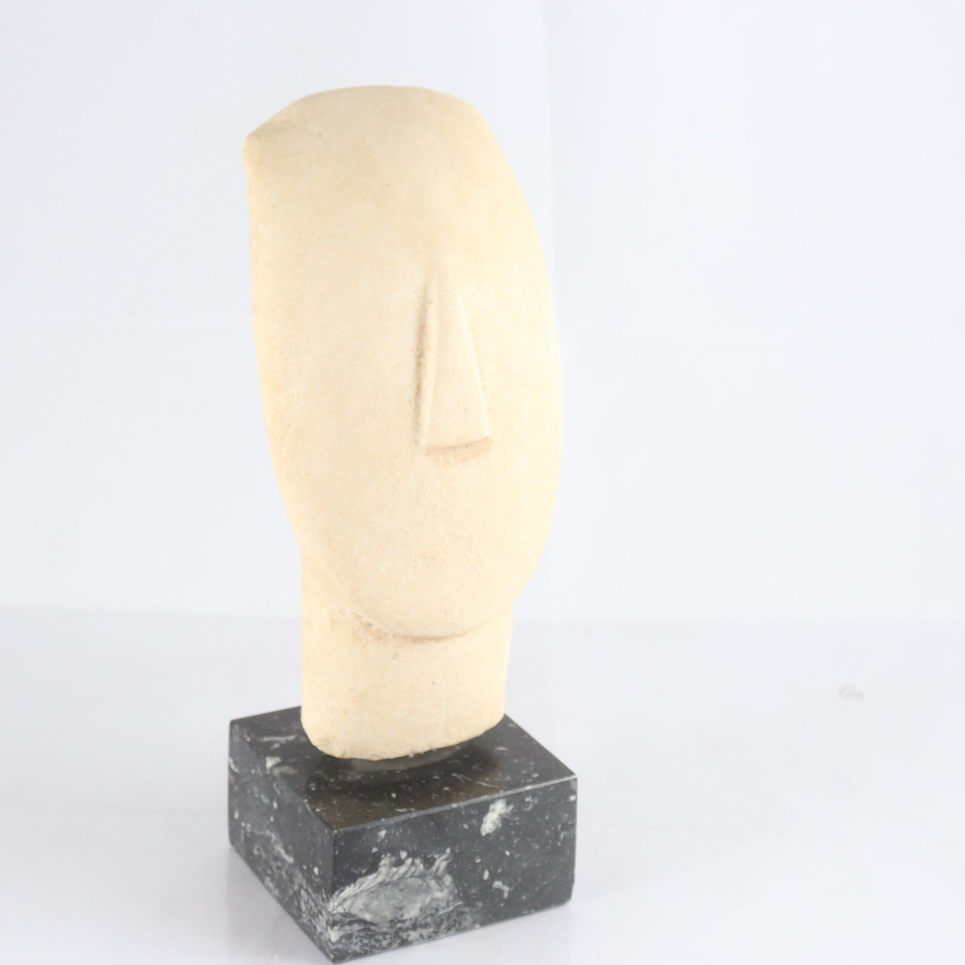 Skulptur, kykladiskt huvud, sten, på sockel. Samfraktas ej.