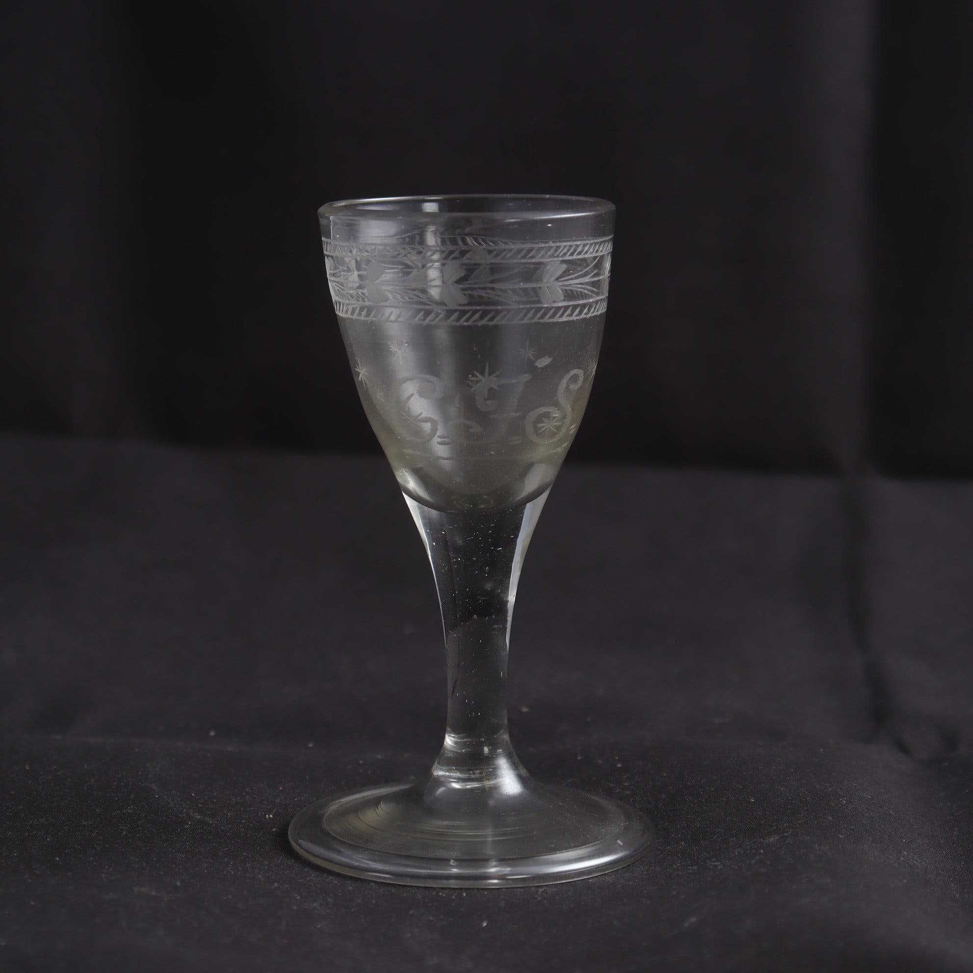Glas, graverad bård och monogram: G.J.S, fot med omvikt kant, 1700/1800-tal