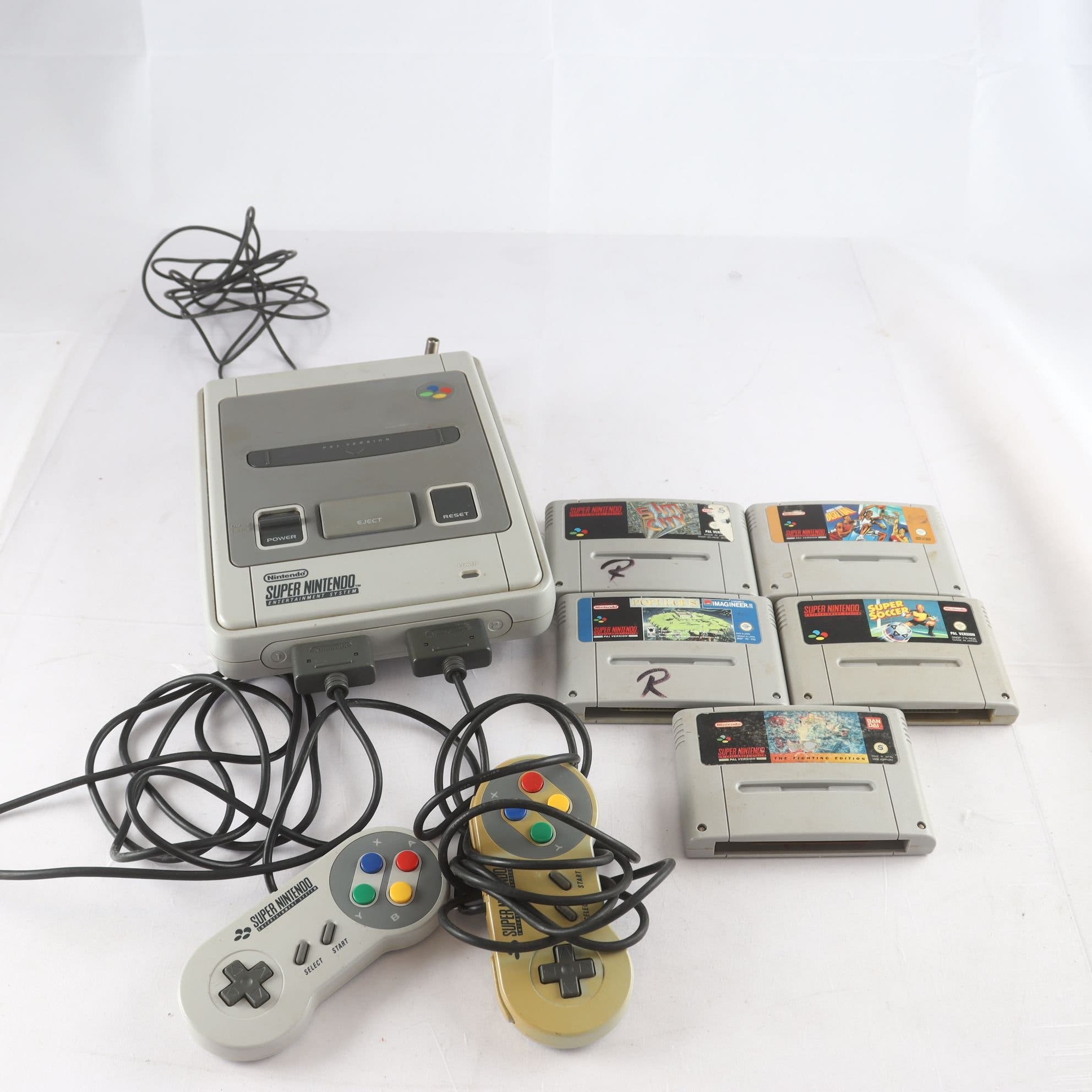 Super Nintendo med handkontroller och spel. Samfraktas ej.