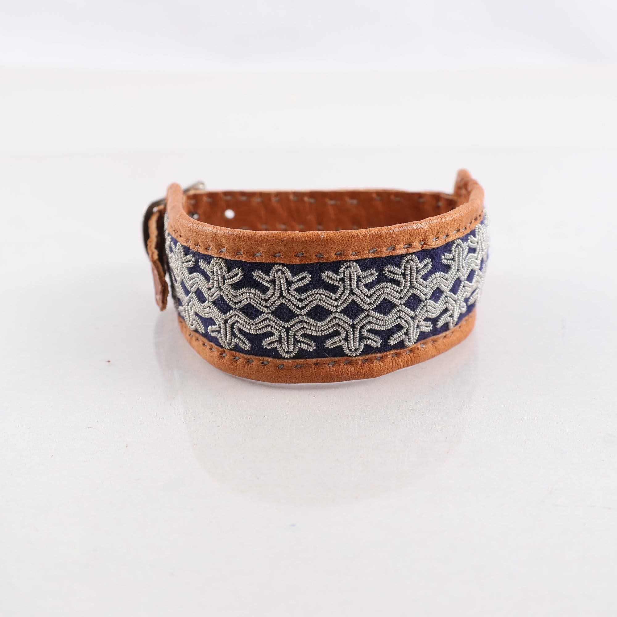 Armband, läder med tenntråd, samiskt hantverk