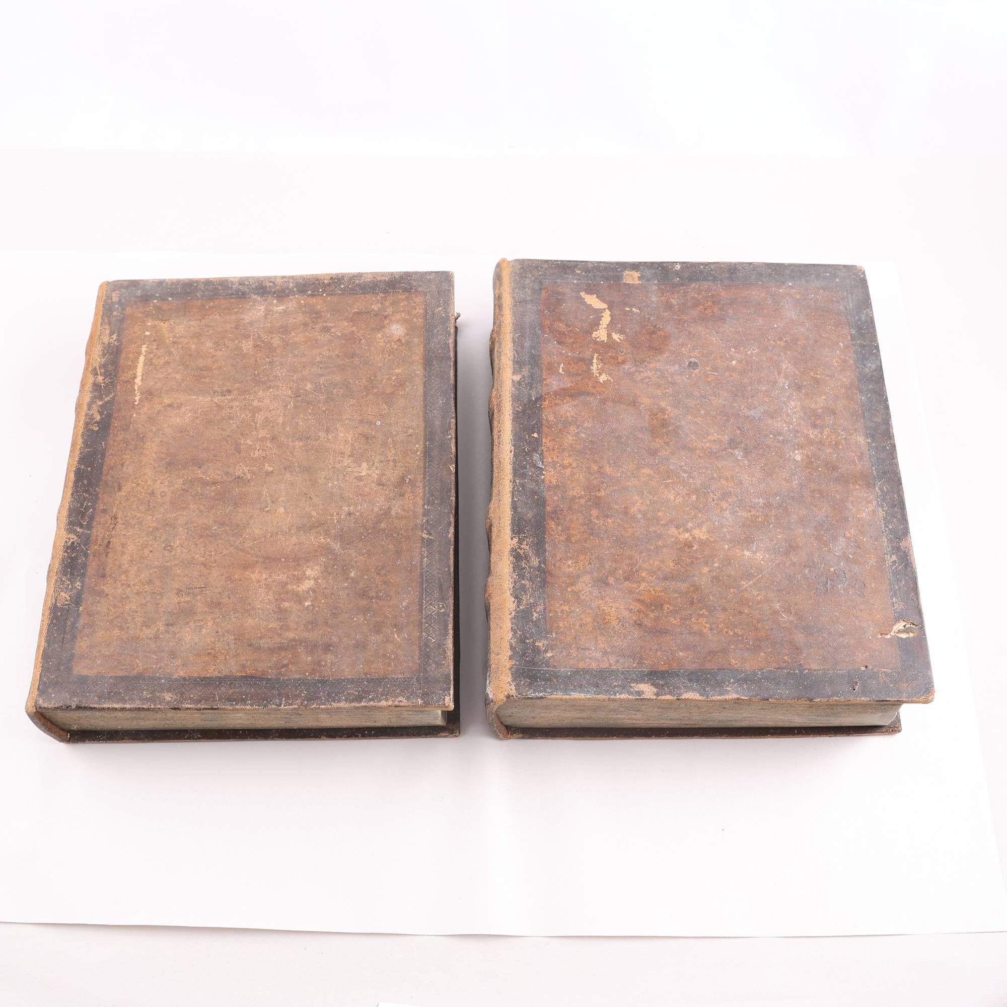 Bibel, från år 1843, två band. Samfraktas ej