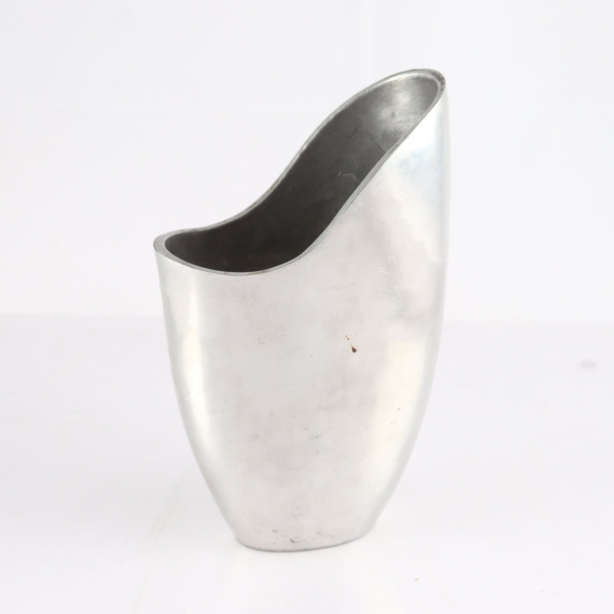 Vas, aluminium, Anna Efverlund, gjuten signatur undertill. Samfraktas ej.