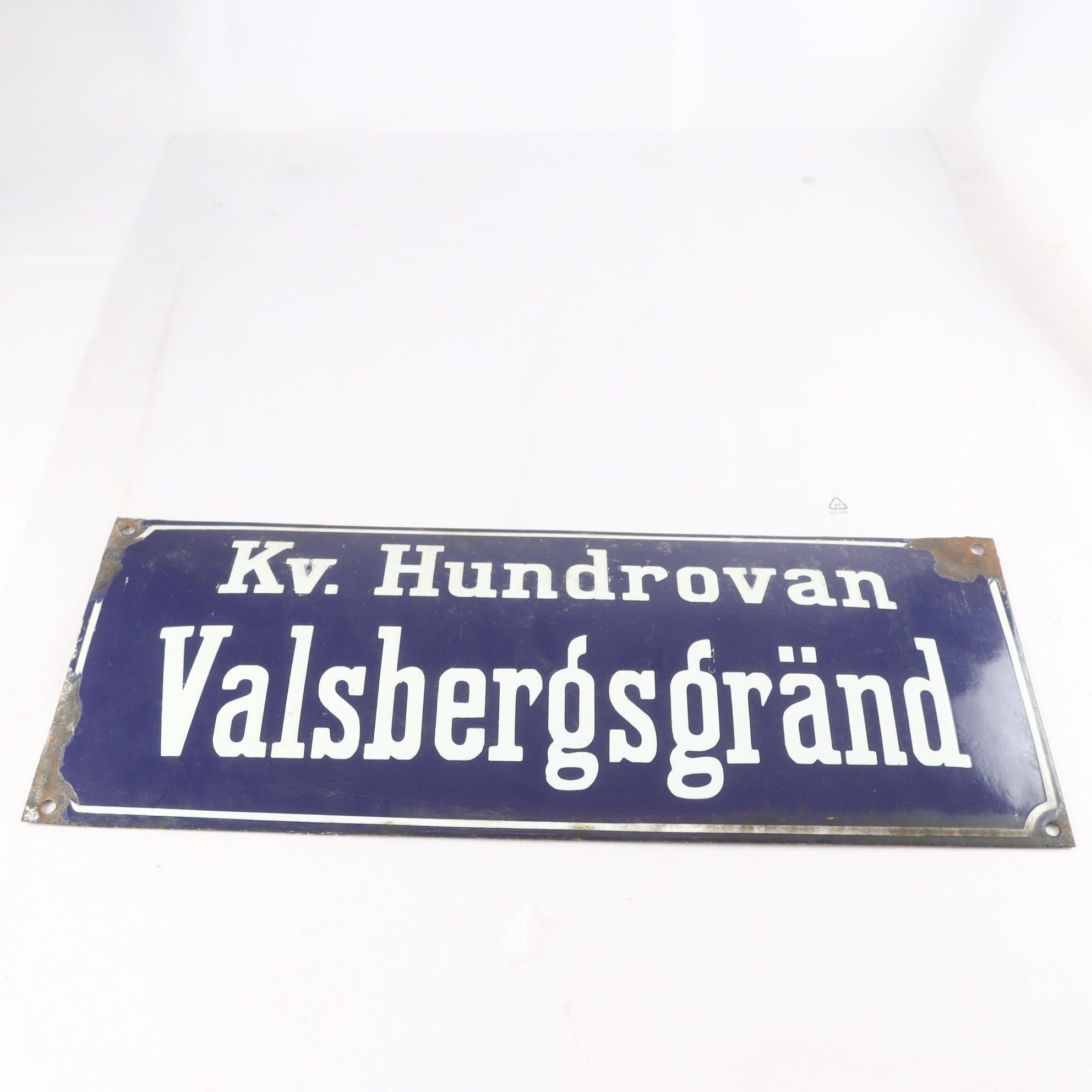 Emaljskylt, Kv. Hundrovan, Valsbergsgränd, Stockholm. Samfraktas ej.