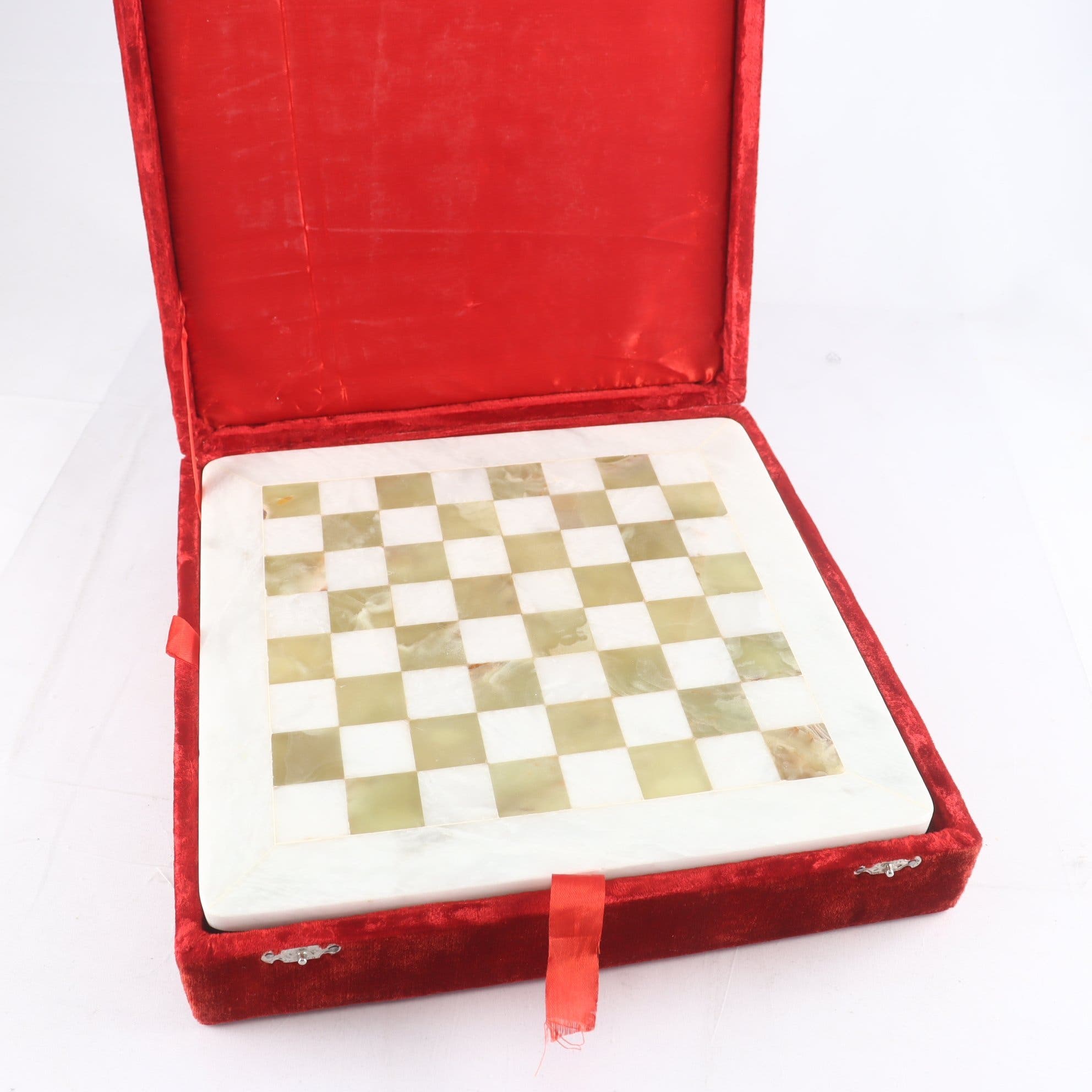 Schackspel i schatull, alabaster. Samfraktas ej.