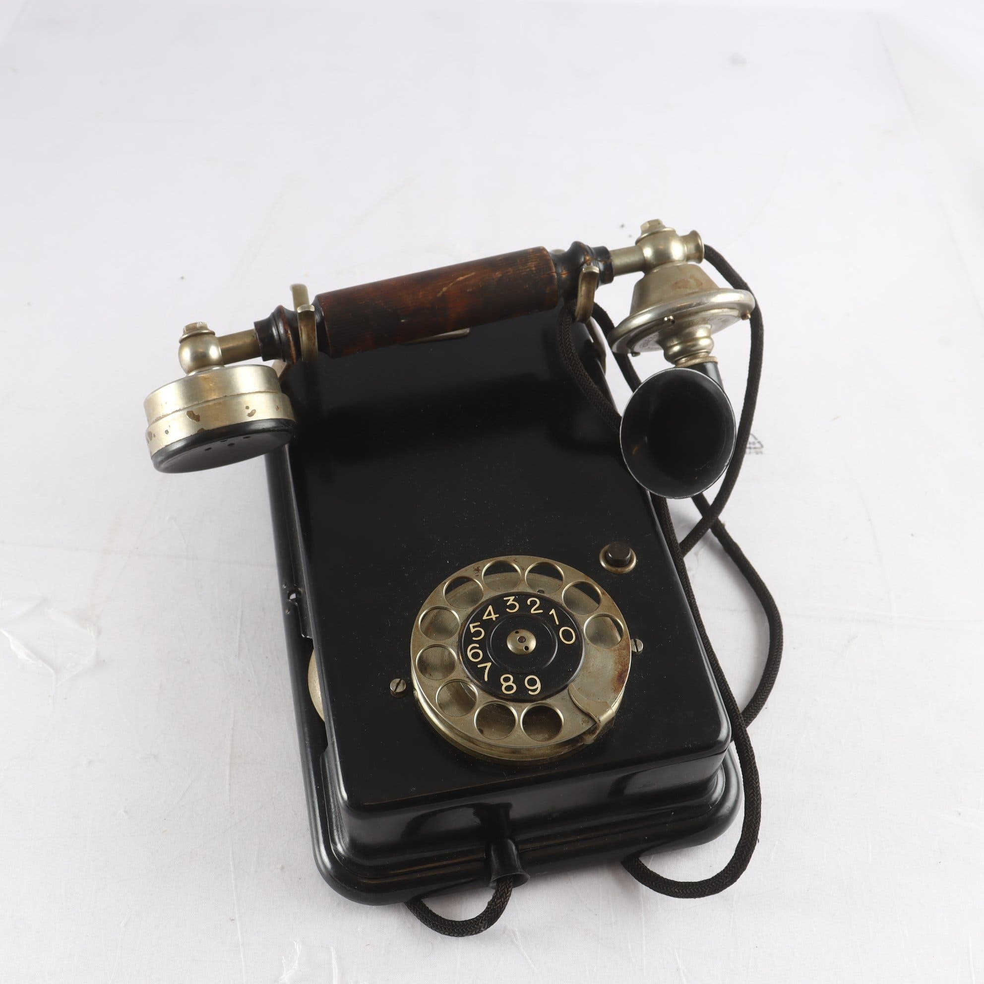 Väggtelefon, metall. Samfraktas ej.