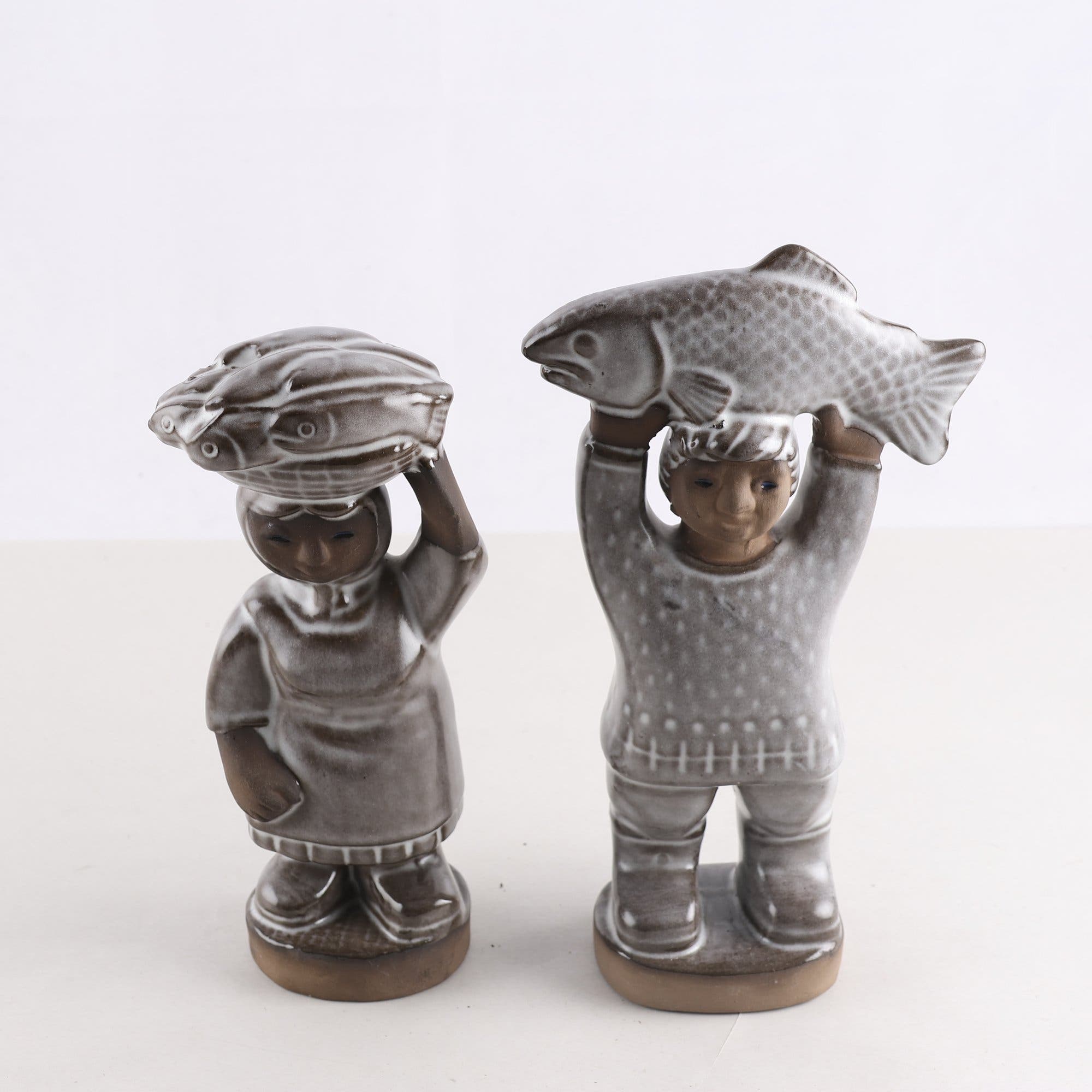 Figuriner, Uppsala ekeby, lergods, fiskare, Dorothy clough, 2 st. Samfraktas ej