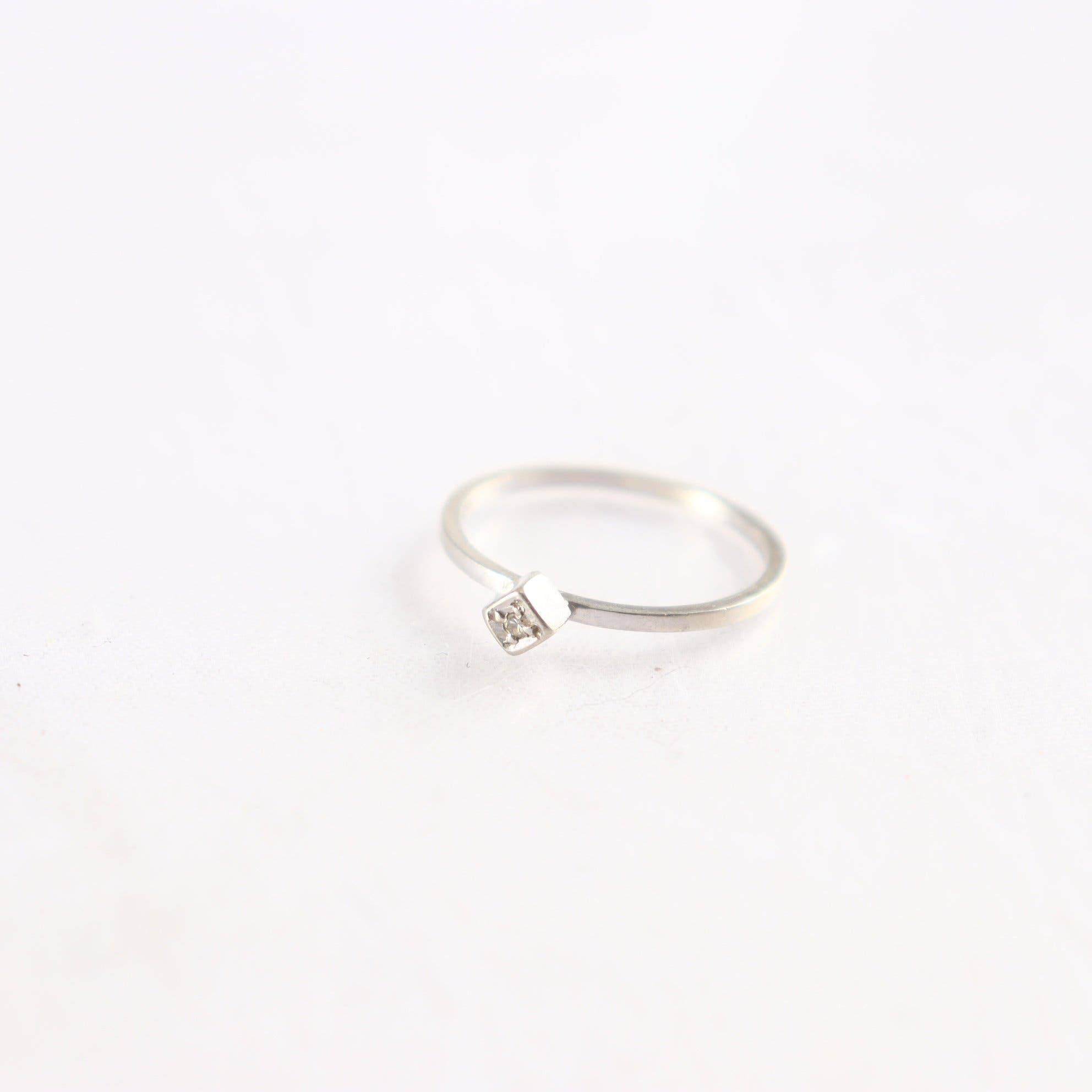 Ring, Guldring med sten. 750(18K)