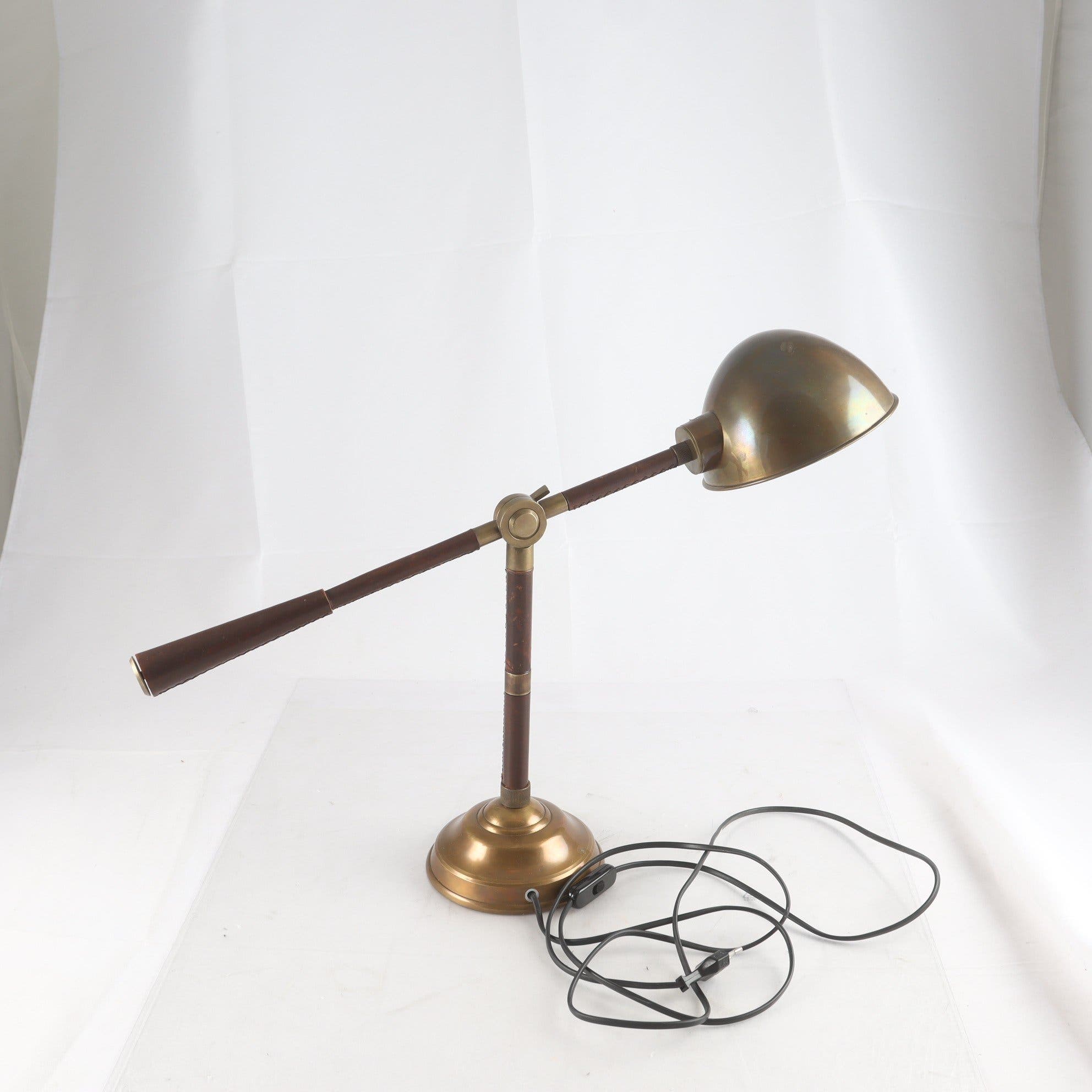 Bordslampa. Endast avhämtning.