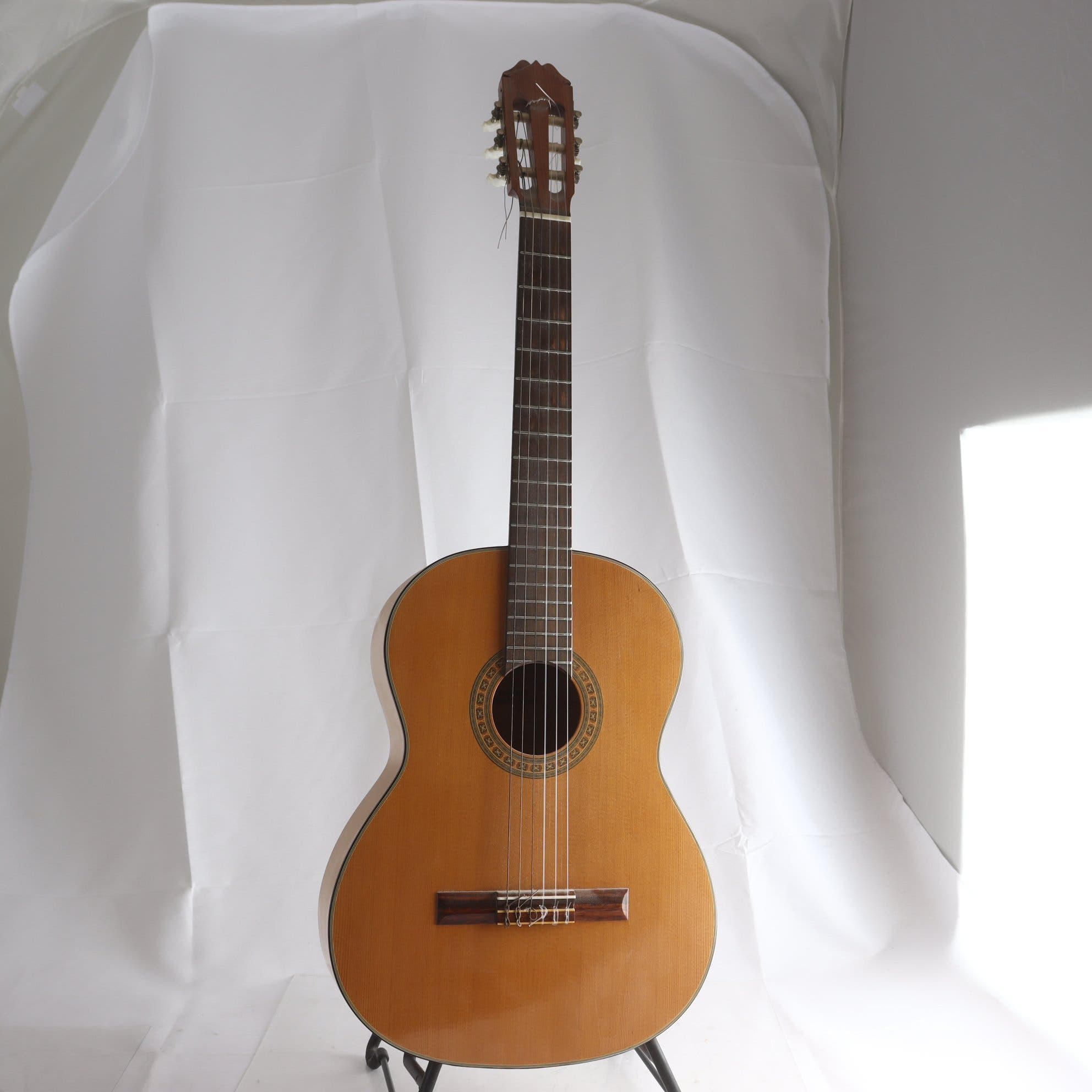 Akustisk gitarr, Aria. Endast avhämtning.
