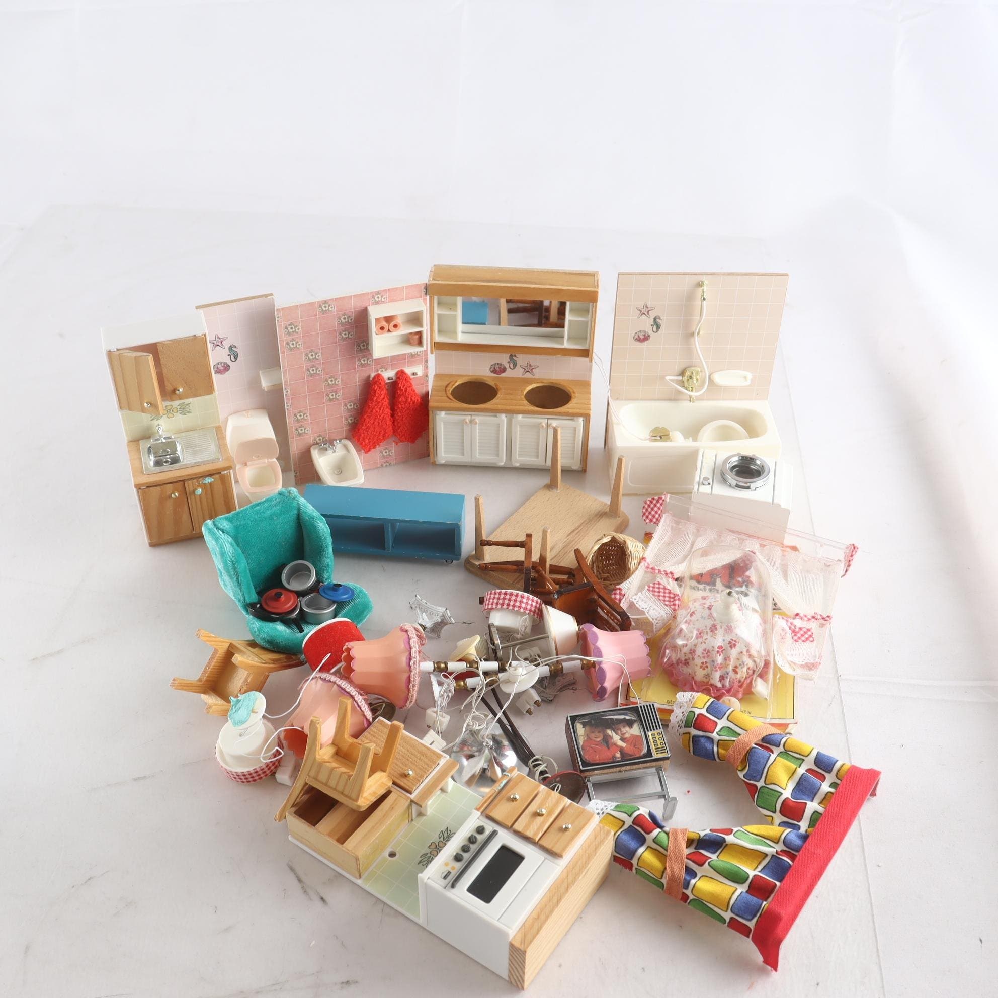 Dockskåpsmöbler, Lundby med flera, blandat. Endast avhämtning.