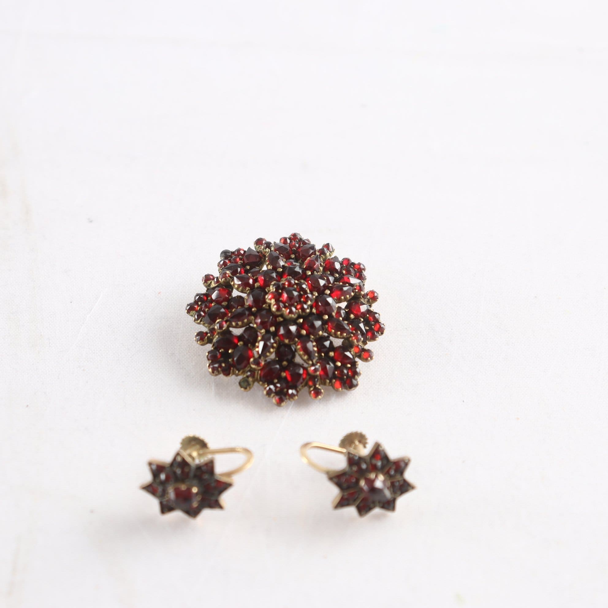 Set. brosch, örhängen, gulmetall, granater, vintage