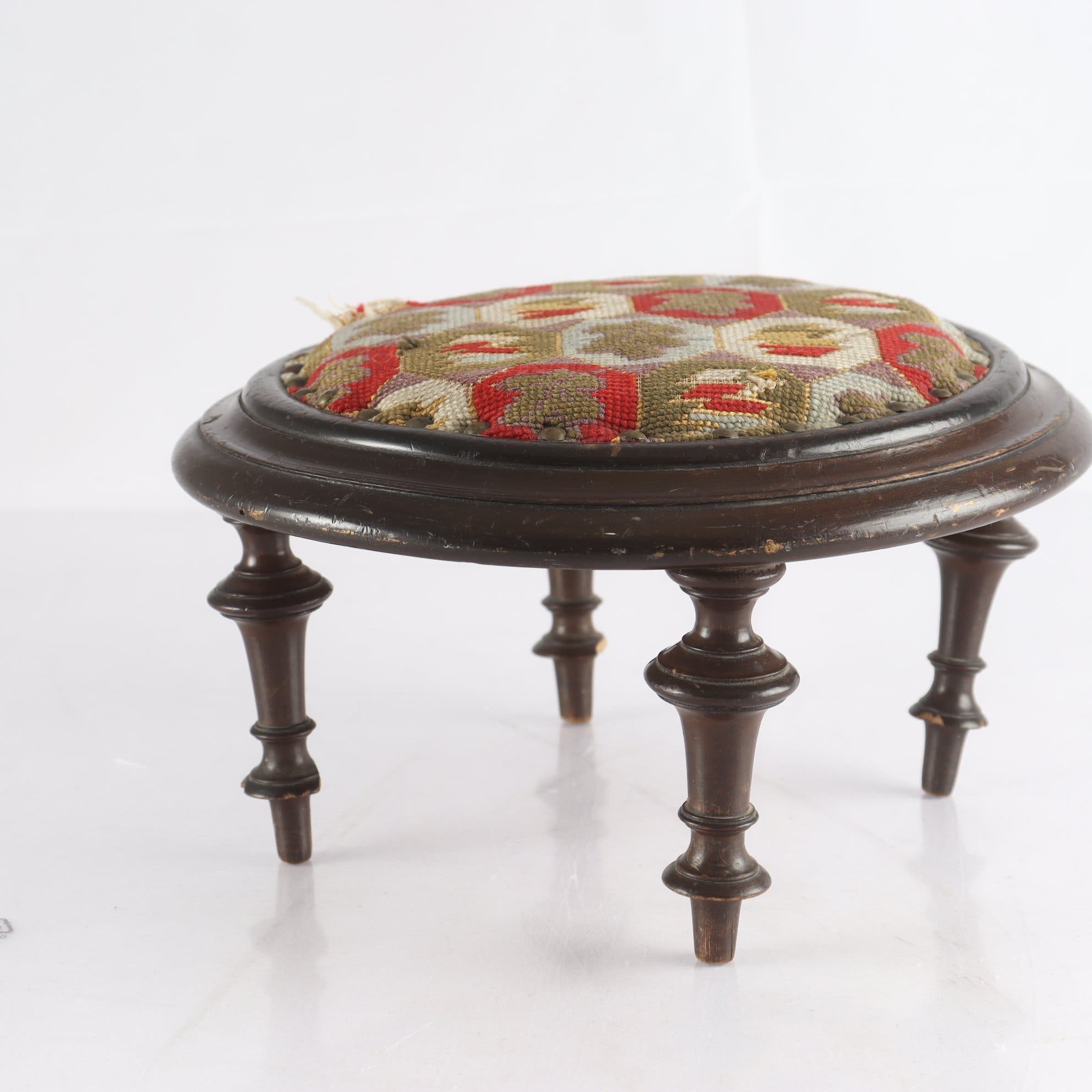 Fotpall, broderat tyg, 1800-tal