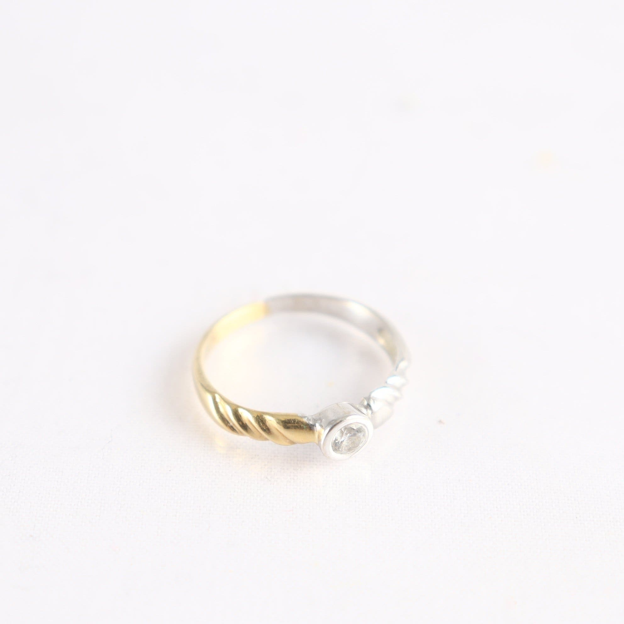 Ring, rött & vitt guld 18k, sten