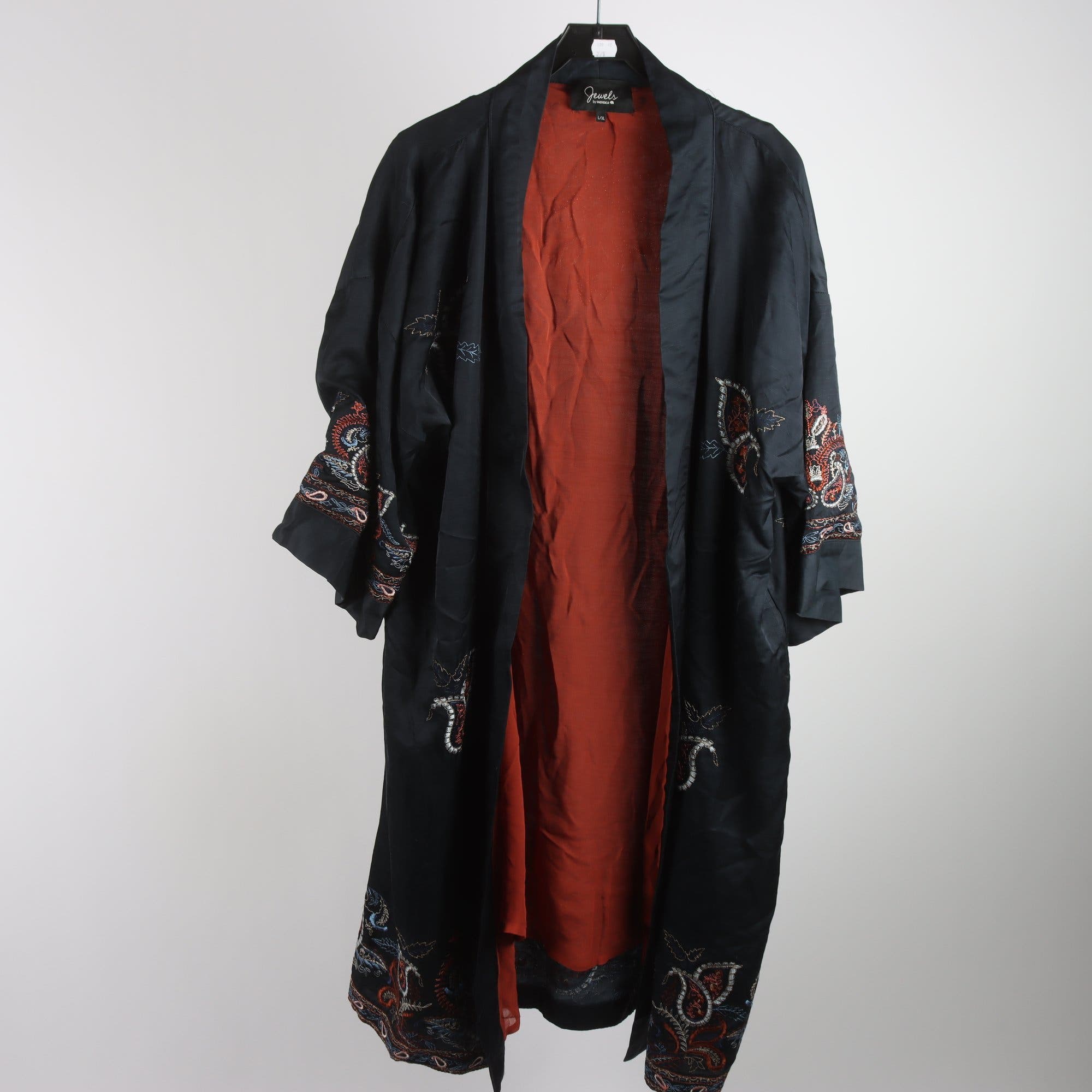 Kimono, Jewels x Indiska, svart/blå, broderad, 100% silke, stl. L/XL.