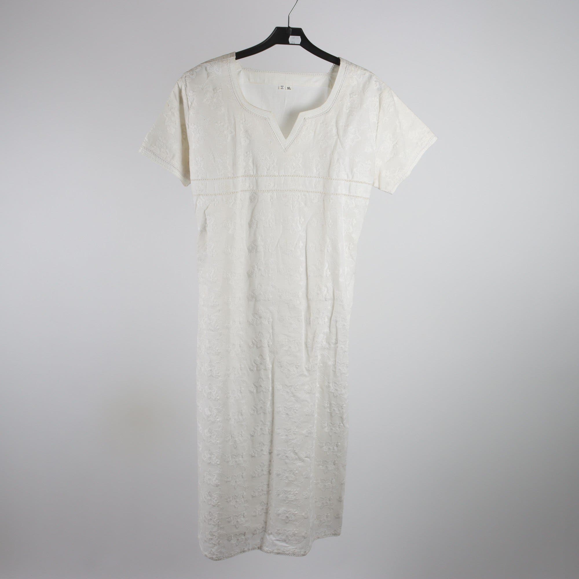Klänning, Okänd, vit, broderad, stl. XL.