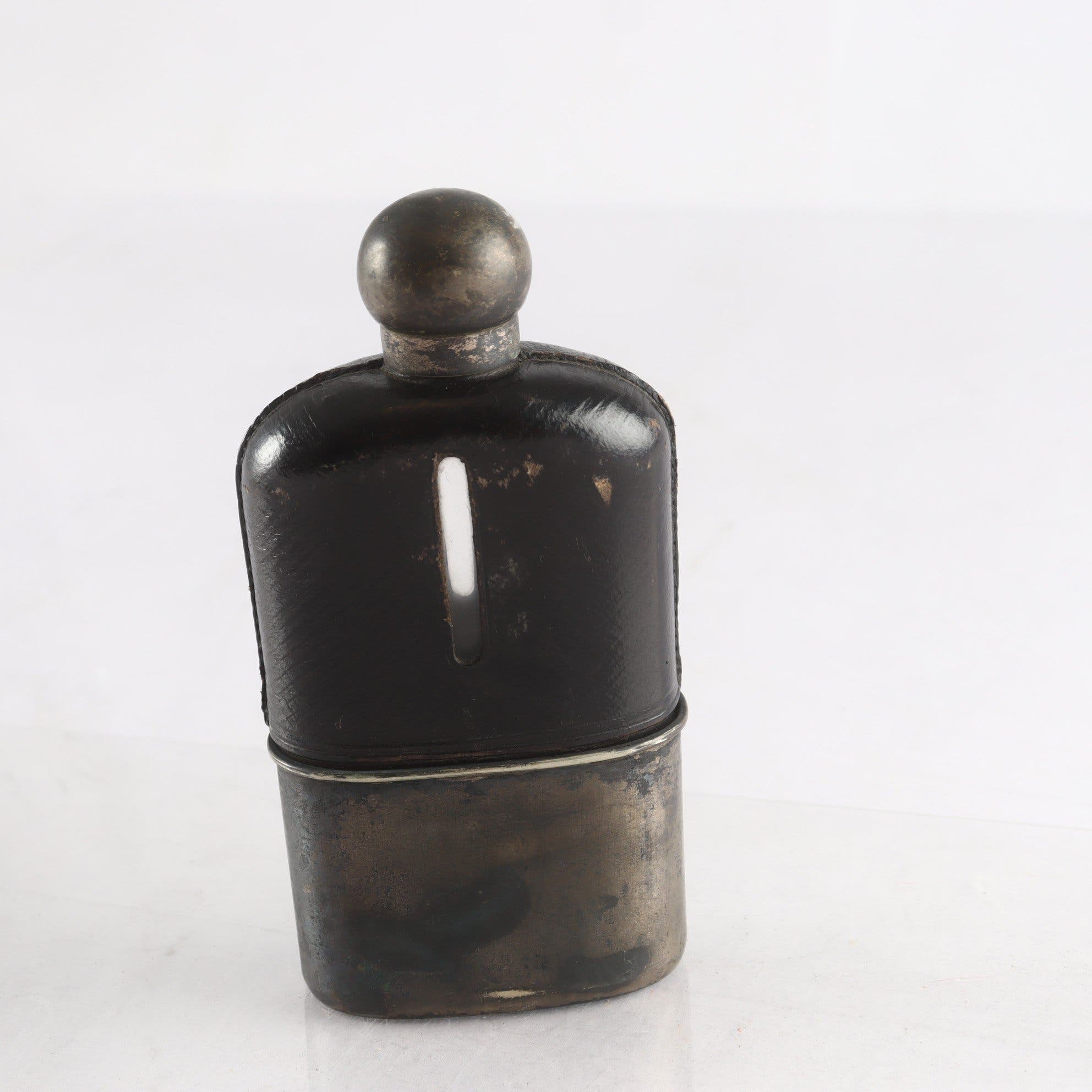 Fickplunta, glas, nysilver, läderklädd, England, första hälften av 1900-talet