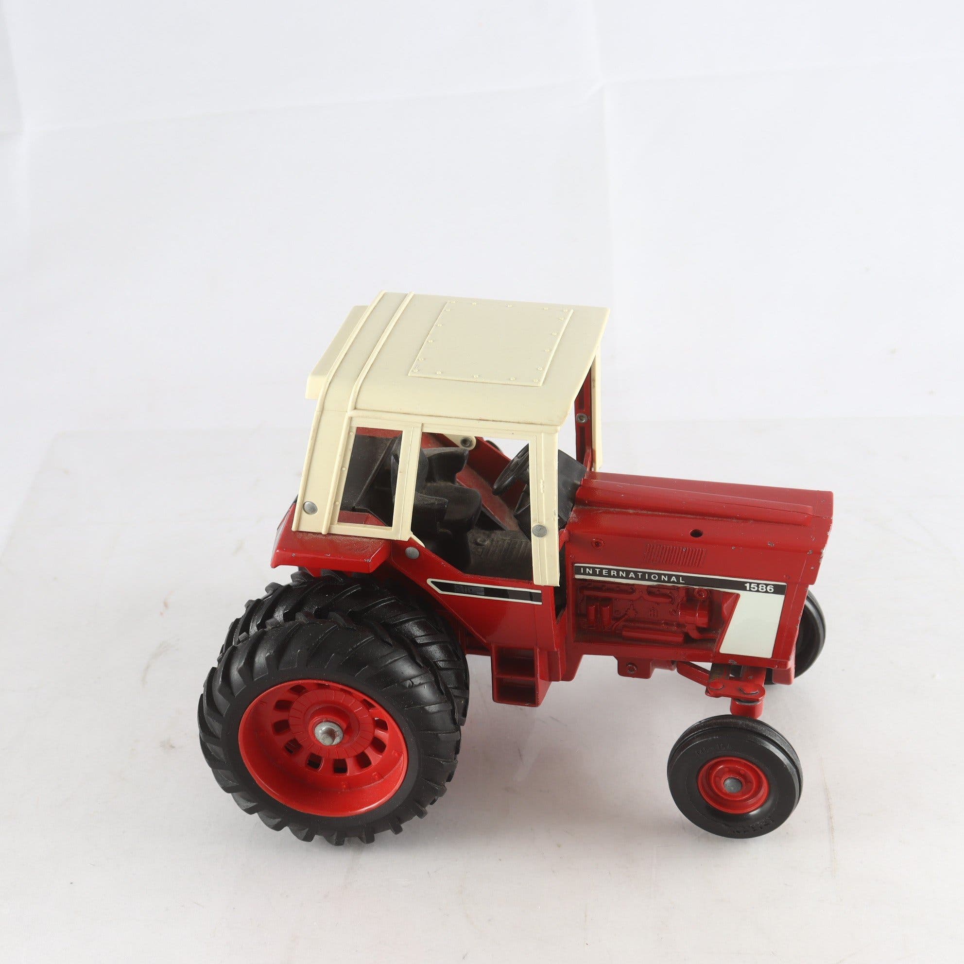 Traktor, International 1586,retro. Samfraktas ej.