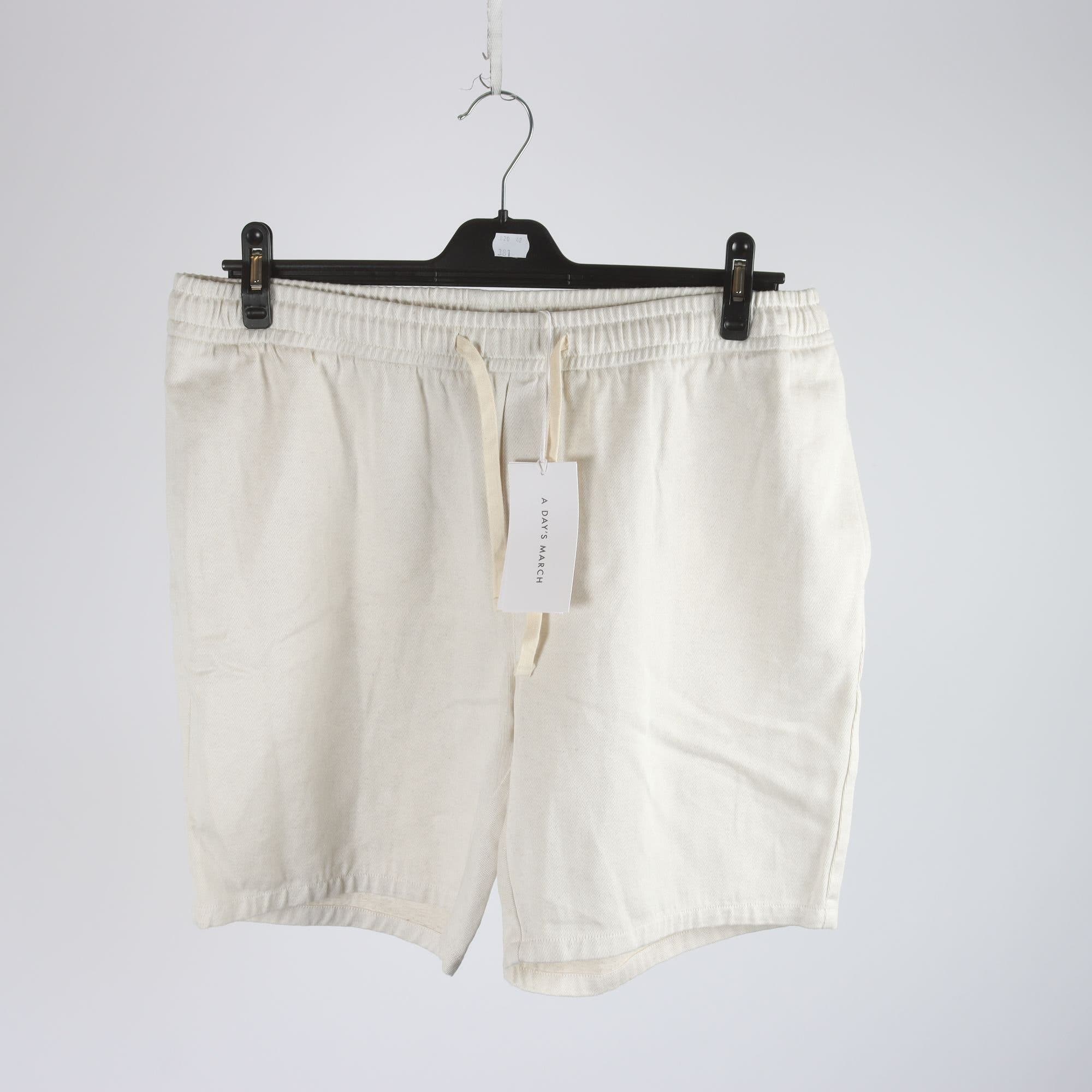 Shorts, A Day´s March, benvit, stl. 54.