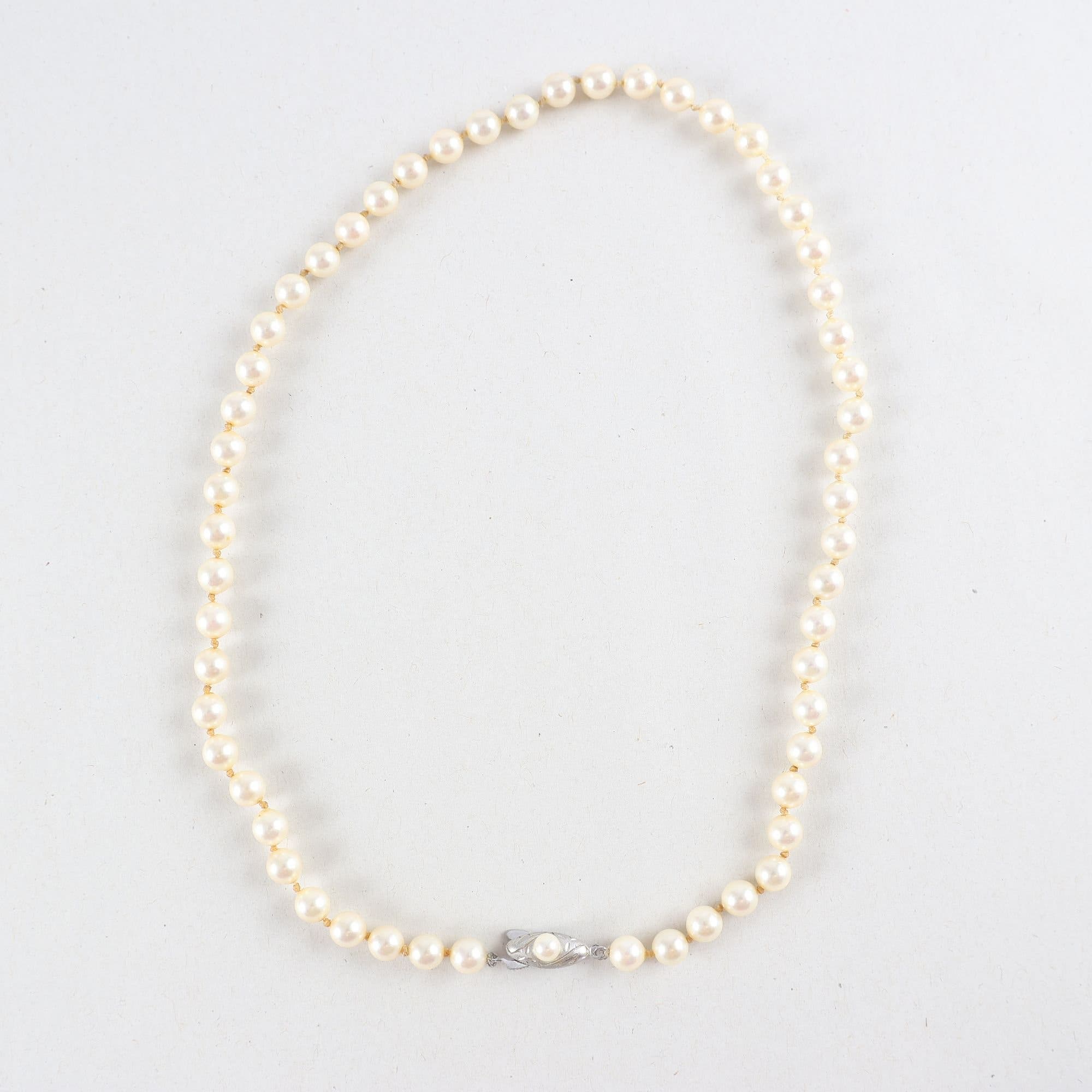 Halsband, pärlor, silverlås