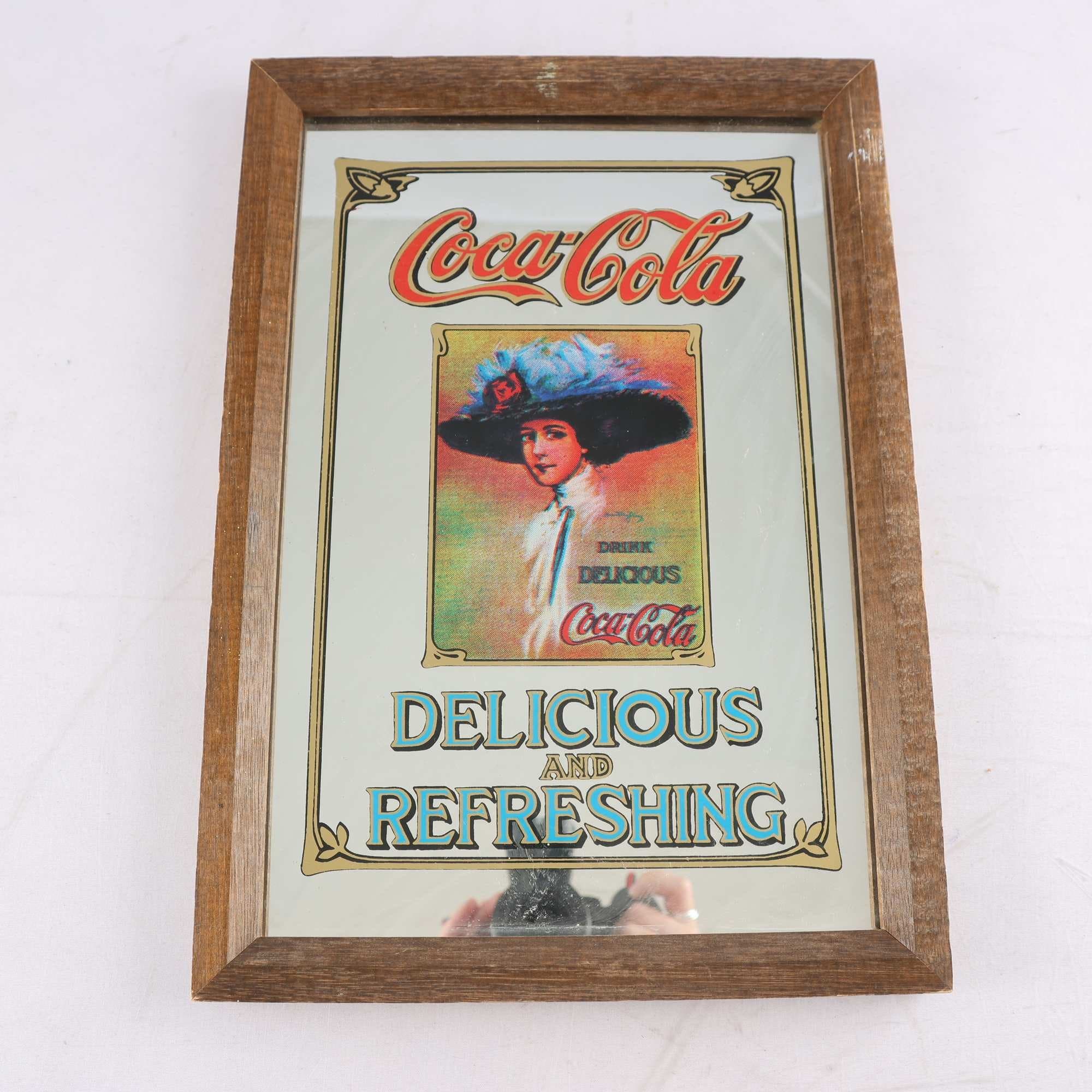 Spegeltavla, Coca Cola, Delicious and Refreshing”. Samfraktas ej
