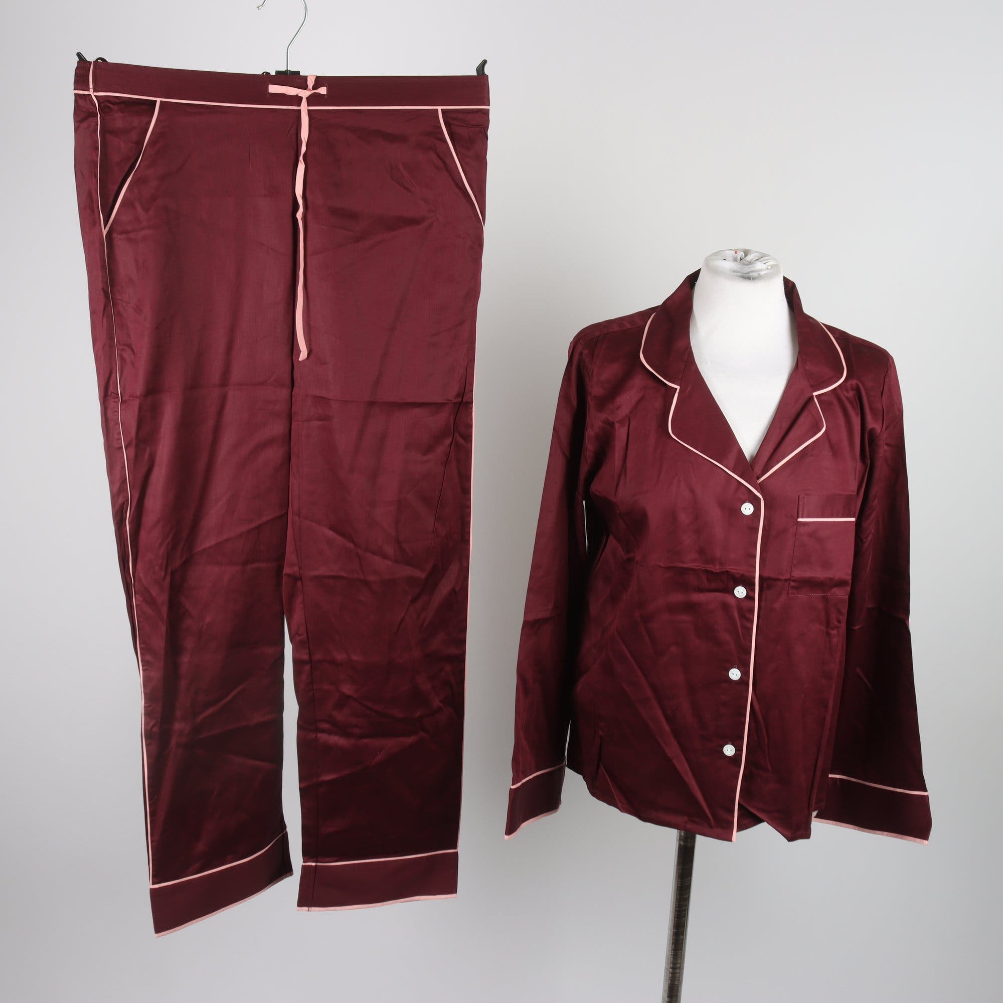 Pyjamas, Fable & Eve, vinröd, stl. 38.