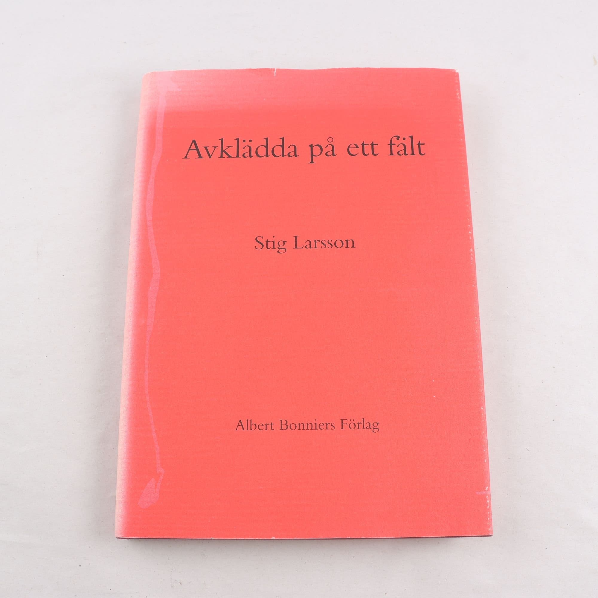Stig Larsson, Avklädda på ett fält