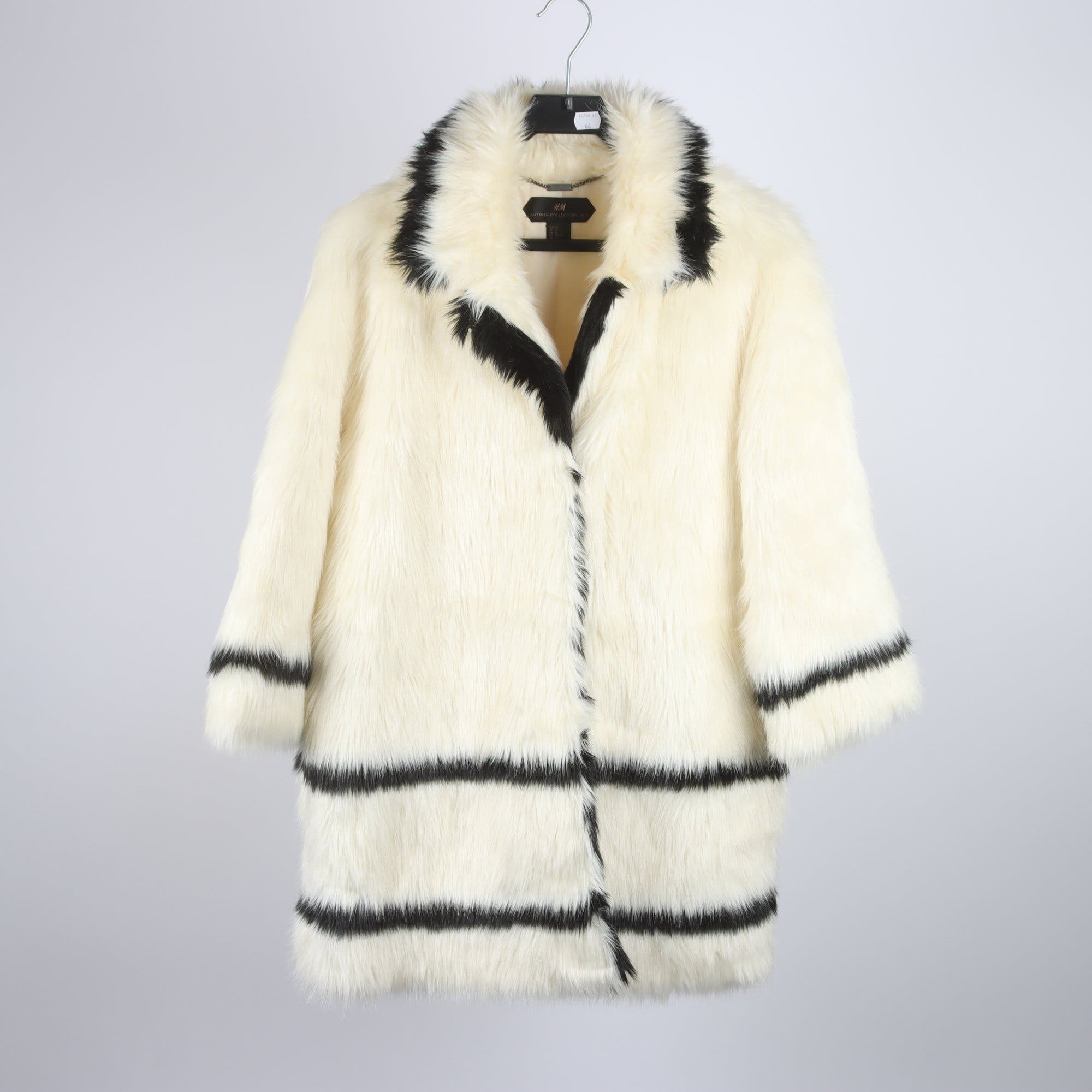 Jacka/kappa, H&M Autumn collection 2013, offwhite, svart, fuskpäls, stl. 40
