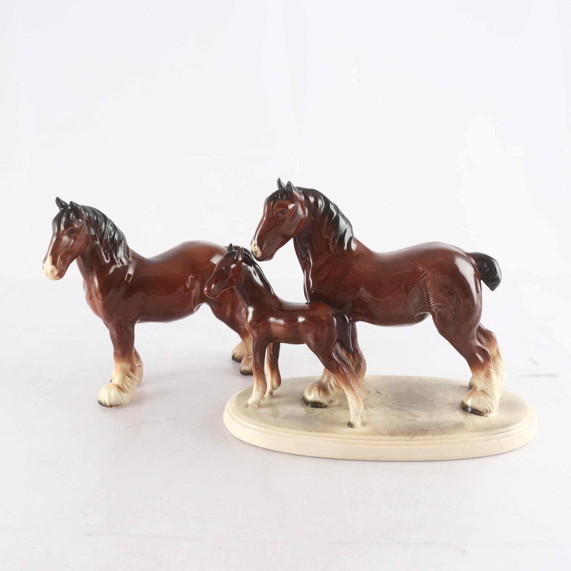 Figuriner, hästar, Hertwig & Co, porslin. Samfraktas ej.