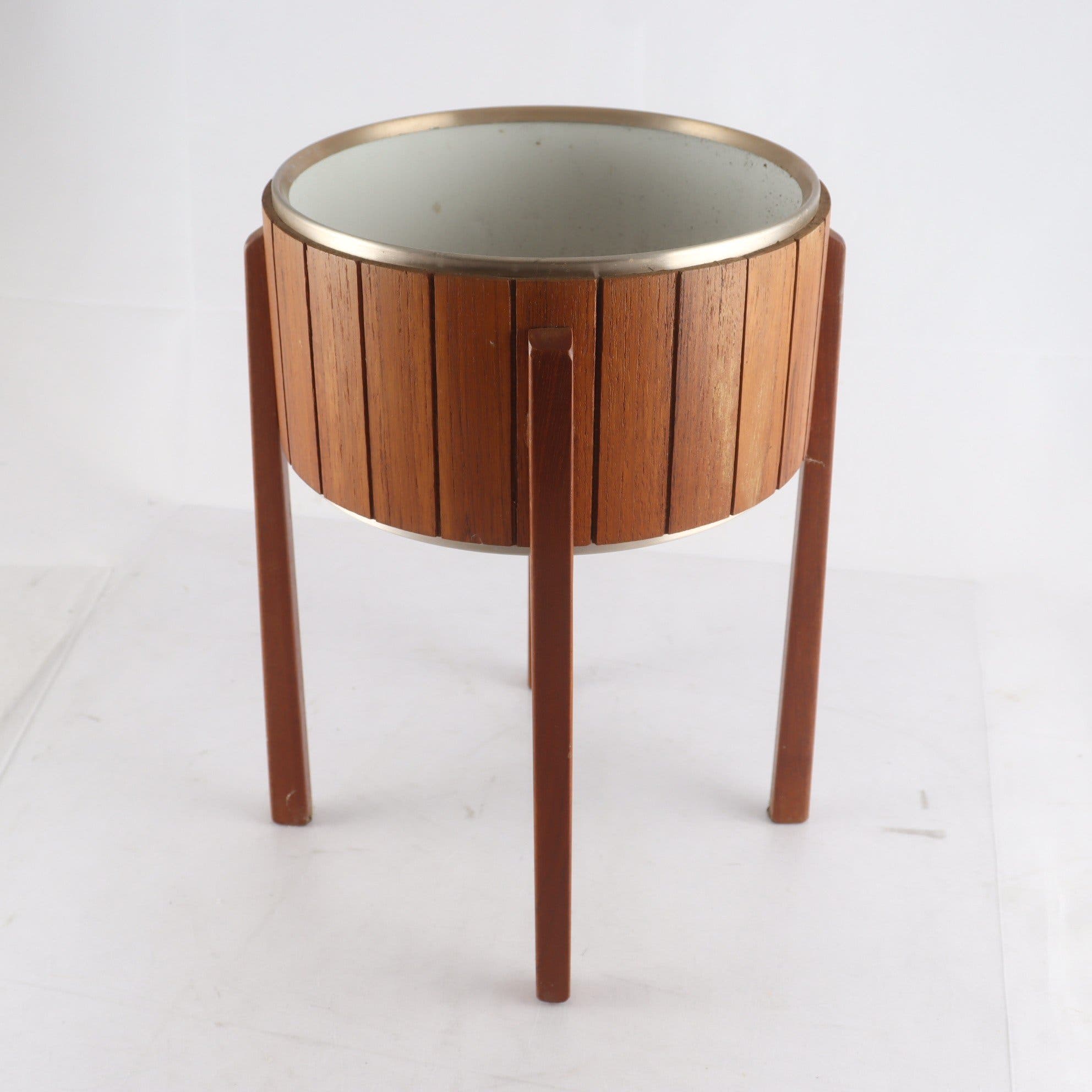 Blombord/ kruka, teak, 60-tal. Endast avhämtning.