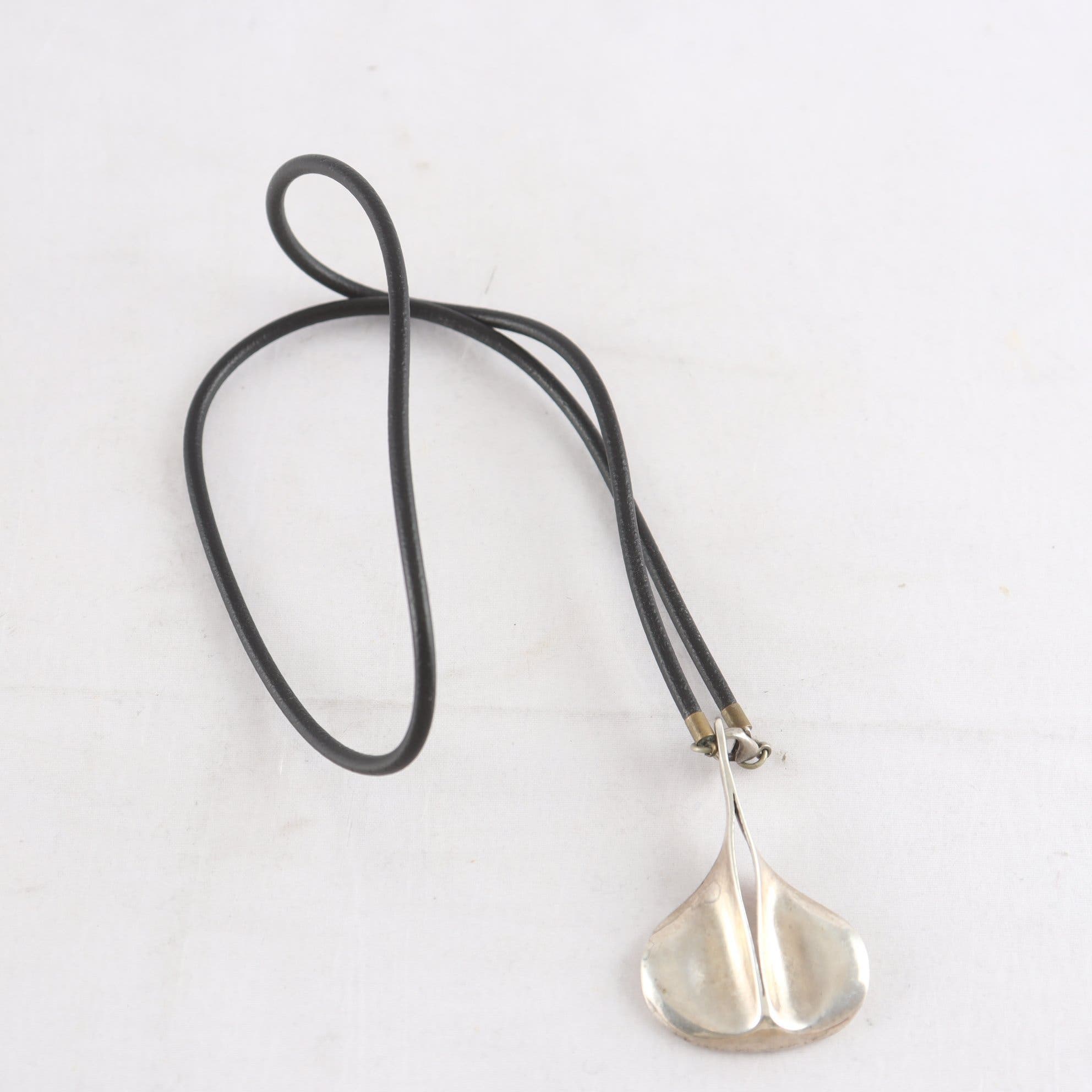 Halsband, Christer Tonnby, Halmstad, silver, stämplad 925, läderband