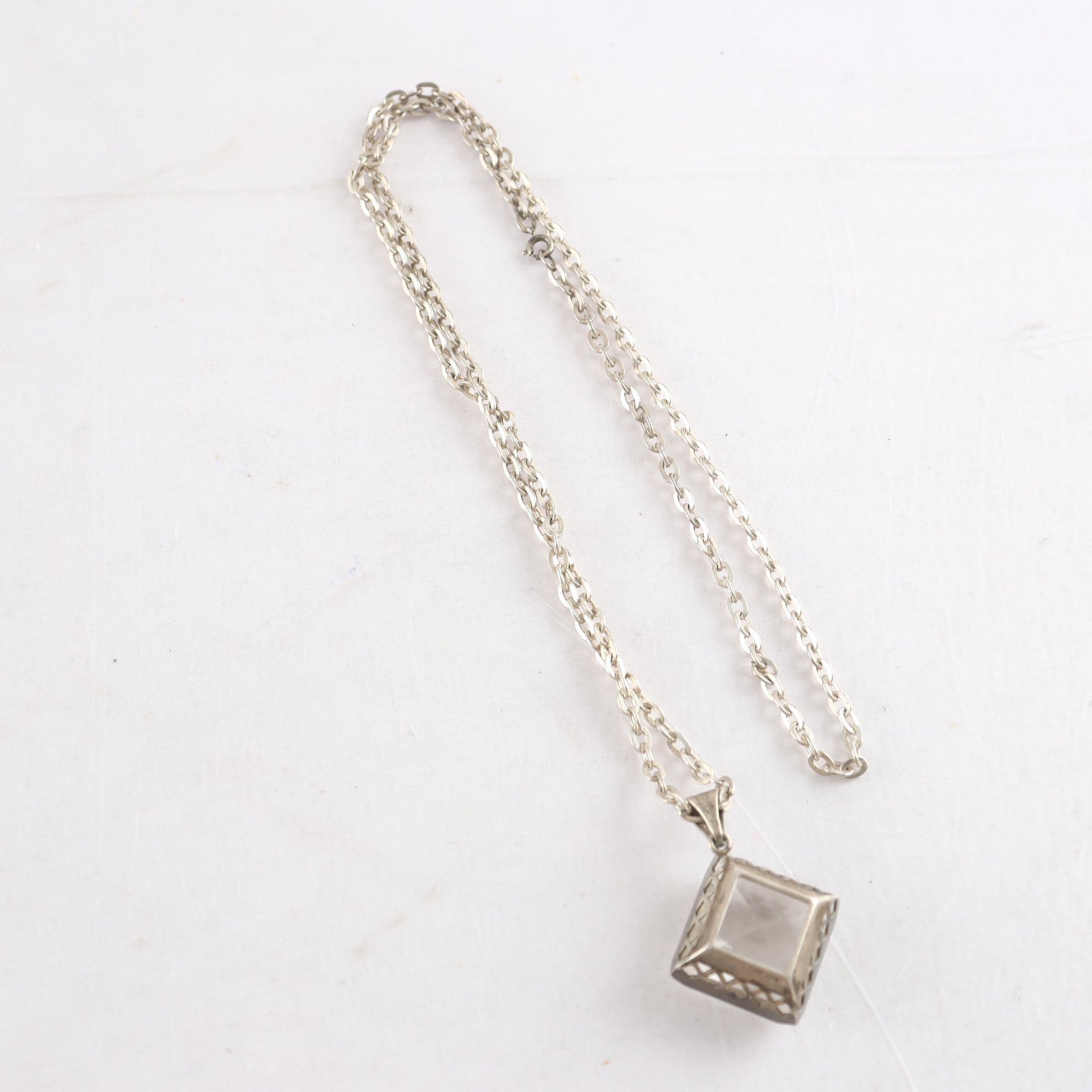 Silverhalsband, hänge stämplad GK, kattfot S, B9 (1952), bergkristall