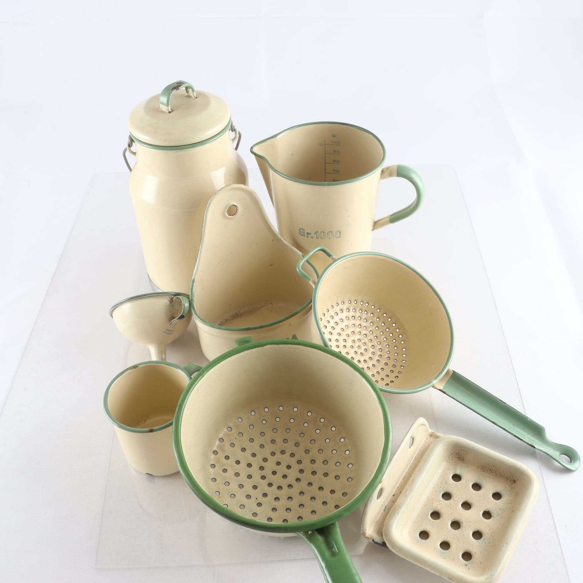 Emaljerade bruksföremål från Kockums,1935-1950, 8 st. Samfraktas ej.