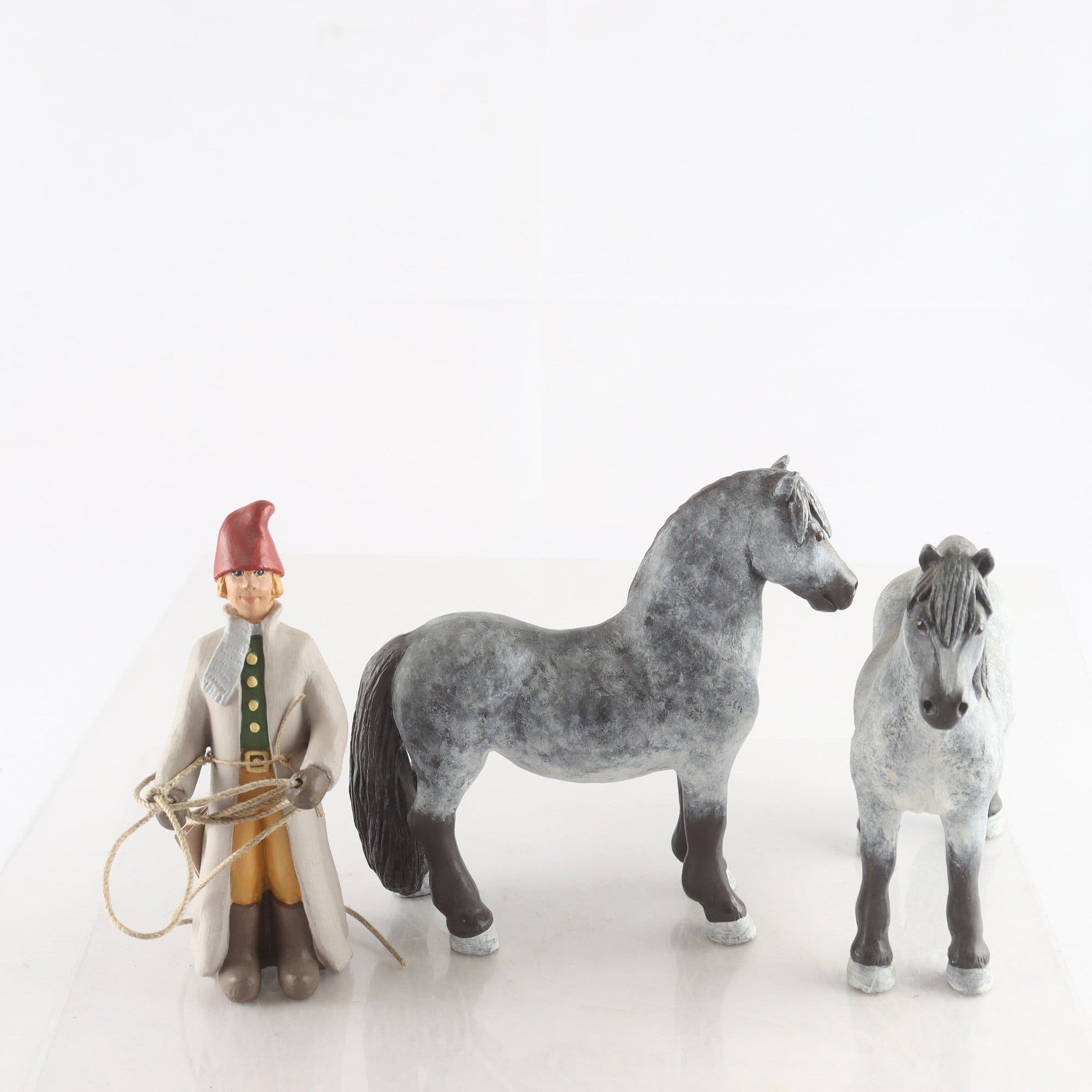 Figurin, stalledräng & hästar, Erkers Marie Persson. Samfraktas ej.