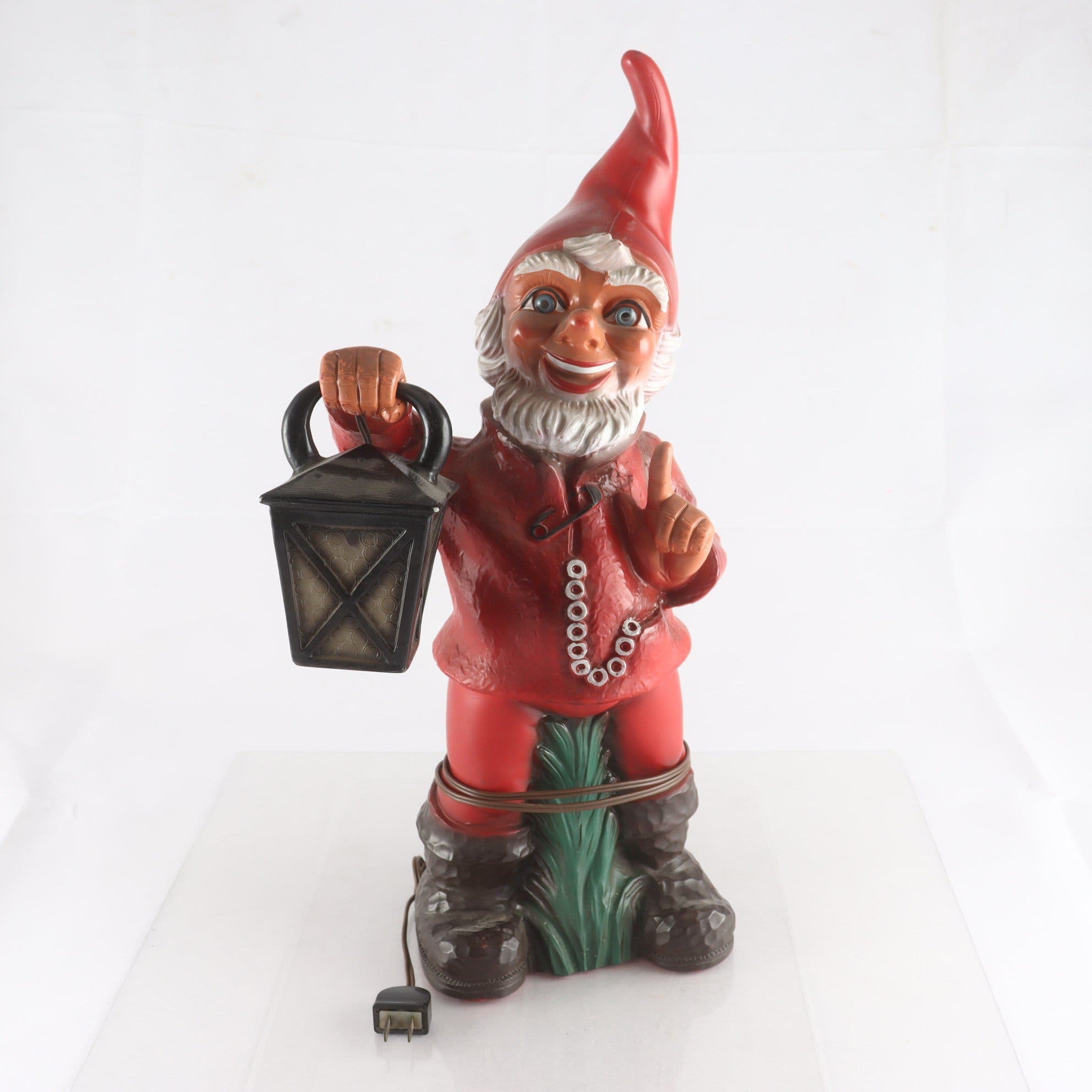 Tomte med lykta, gjuten plast, Zeho, 1900-tal. Samfraktas ej.