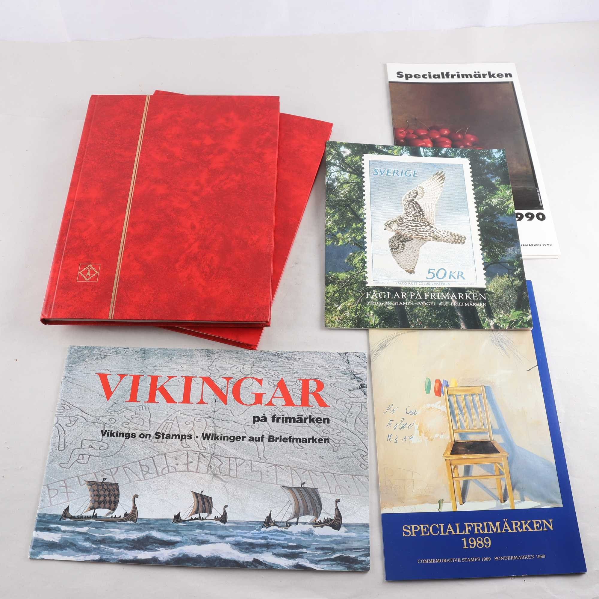 Frimärken, svenska och internationella, 2 album + blandat